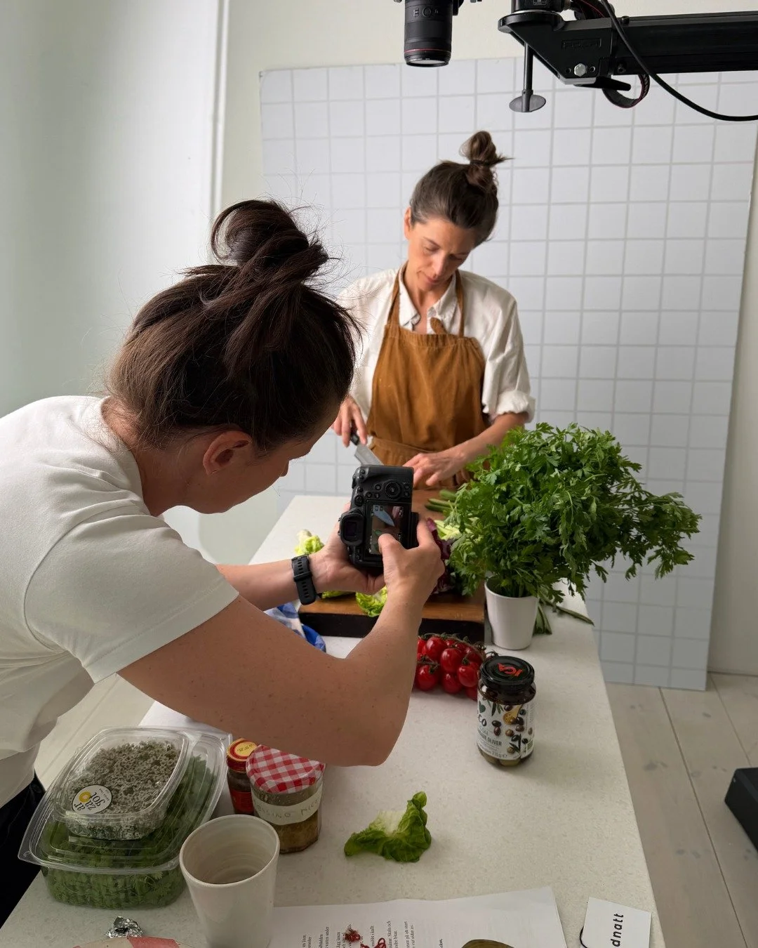 Att ta fram inspirerande recept, fota och filma &auml;r det roligaste vi vet. N&auml;r man f&aring;r jobba med de b&auml;sta kreat&ouml;rerna, de b&auml;sta r&aring;varorna och en fantastisk kund blir helt enkelt extra gott!

Nu vill Matfiskodlarna &
