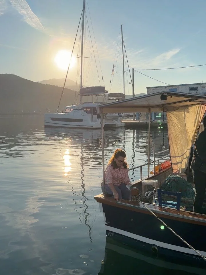 Kefalonia - vilken h&auml;rlig bekantskap! Vi har varit runt p&aring; &ouml;n och tr&auml;ffat duktiga, passionerade och v&auml;ldigt trevliga producenter av vin, olivolja och honung. 

Nu &ouml;nskar man att fler av dessa fina produkter kommer hem t