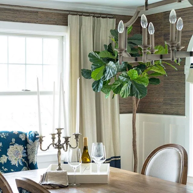 Cheers to Friday nite🍸Our clients&rsquo; beautiful dining room is the perfect place to do this don&rsquo;t ya think? #tgif #martinitime #grassclothwalls #diningroom #interior123 #mcbridedesign