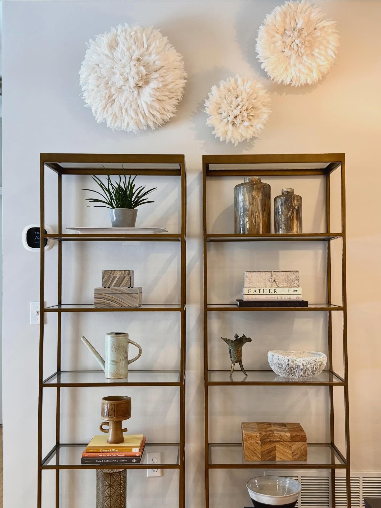 From trend to timeless,&hellip;
This wall moment outlived the hype,&hellip; It only gets better with age. #featherheadress