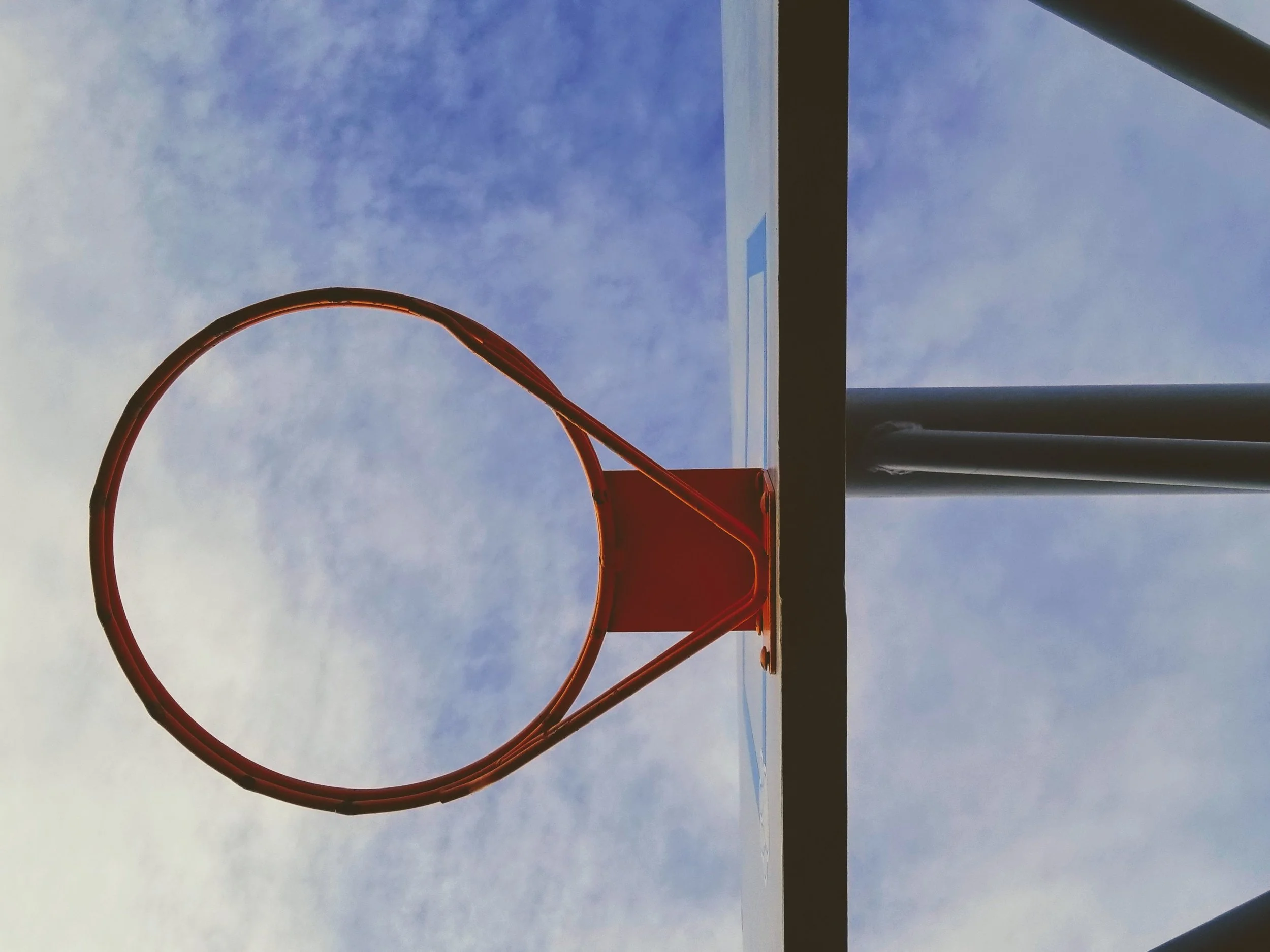 Missing basketball net.  Be on the lookout for a man with perfect hair.  (Photo by Joshua Hoehne on Unsplash