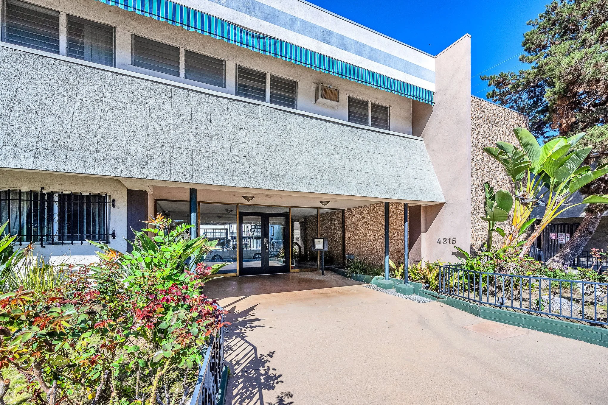 4215 Vineland Ave .jpeg