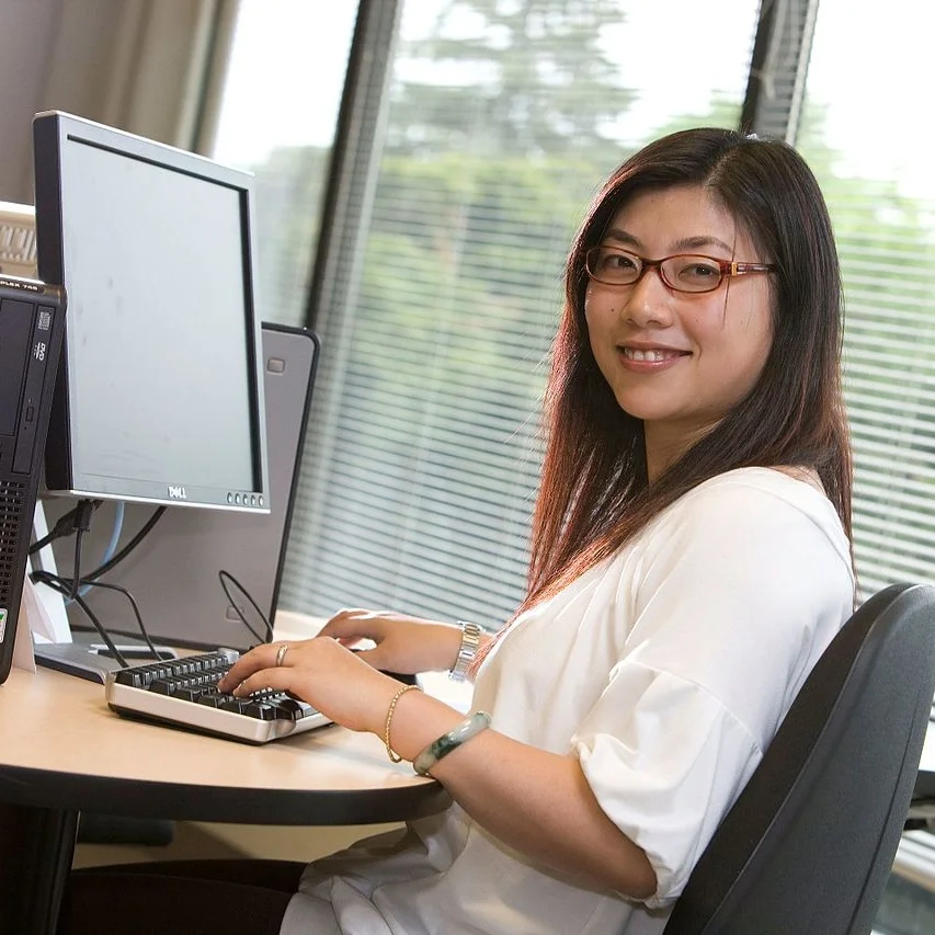 Woman_with_computer.jpg