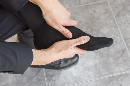 26507149_S_foot_pain_top_man_business_socks_shoes_hold.jpg