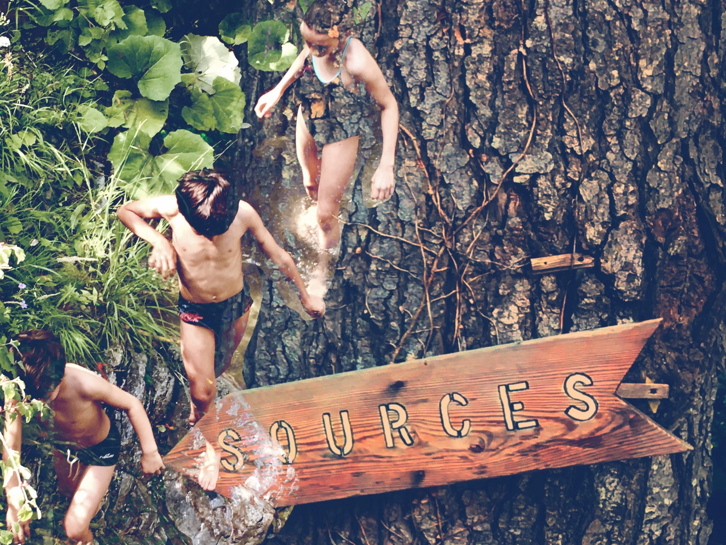 Samuel, Titouan et Heloïse, mes neveux et ma petite cousine,  en mode aventure à Notre  des Fontaines… comme moi.