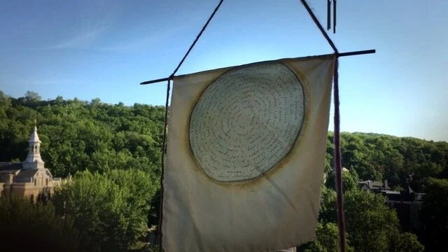 Les mots-clefs réunis de ce qu’on remercie &amp; de ce qu’on invite . Notre drapeau de forces