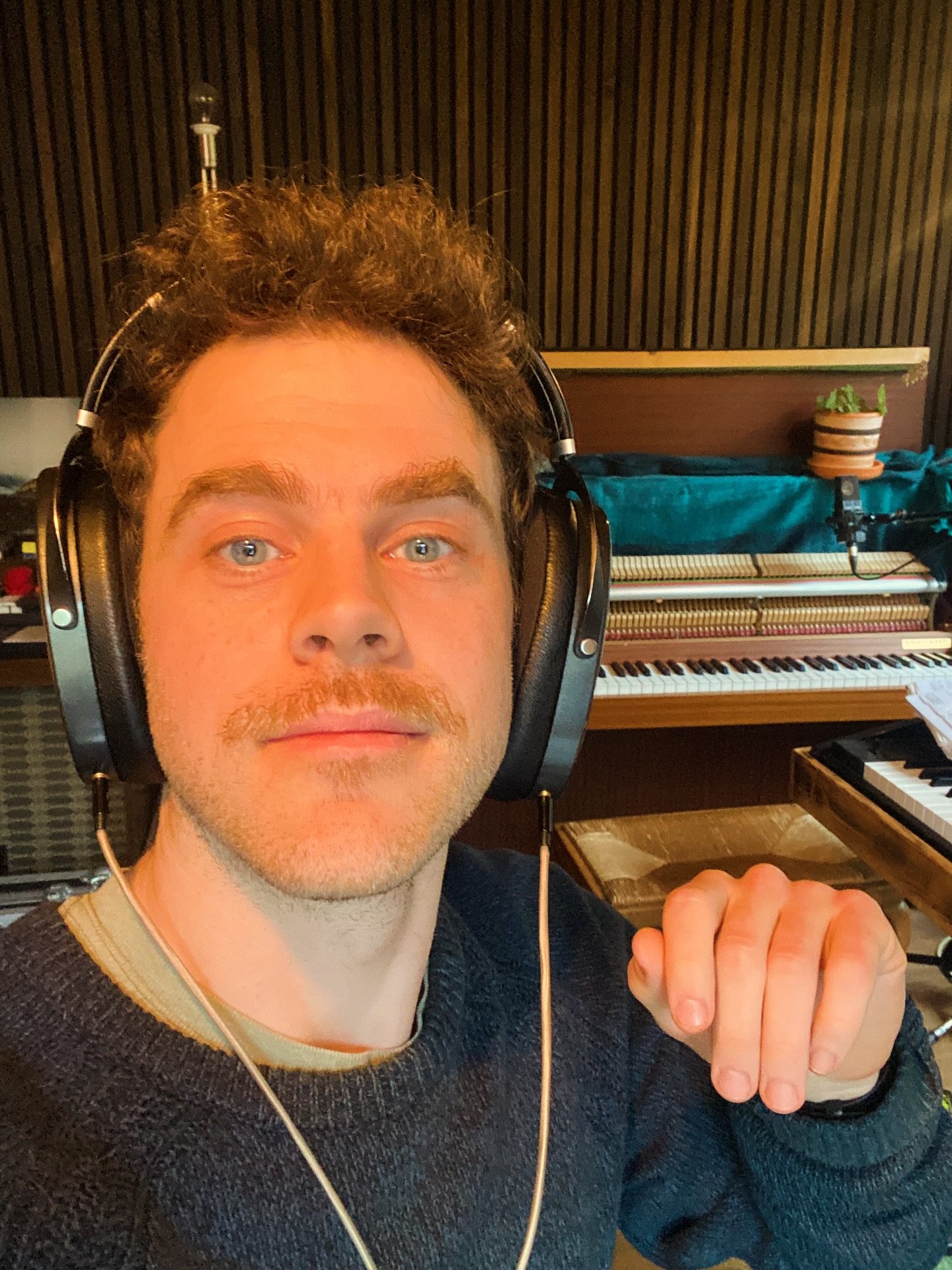 hiii just want to say we&rsquo;re very grateful for all the wonderful comments, reactions, playlists and radio spins on our new single &lsquo;Svartsengi&rsquo; 🤍🤍🤍

the first demo was recorded in 2022, we spent lots of time to make it sound right
