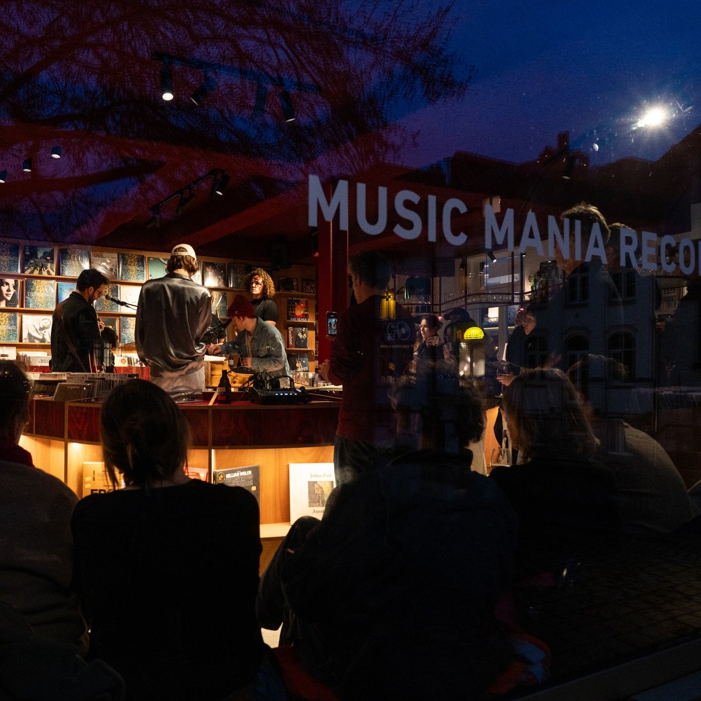 some shots from our album release session @musicmaniagent last week

feeling blessed to finally share this album with all of you!

Thanks again @nafttheband&rsquo;s Robbe &amp; Niels for joining us with sax &amp; trumpet 🤍

3 shows this weekend! See