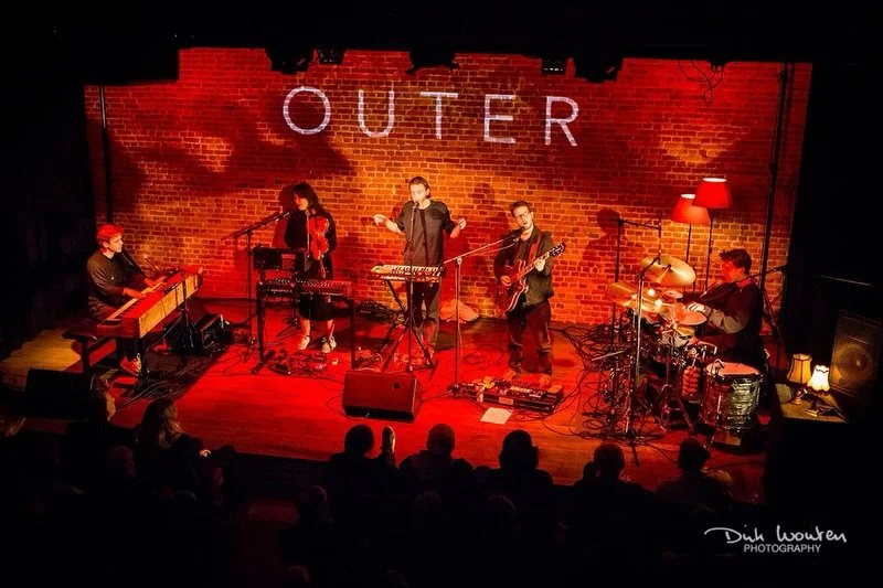 &ldquo;We stonden er werkelijk van te kijken hoe we moeiteloos werden meegezogen in de opbouw en sfeerschepping zonder dat het op enig moment klef werd, iets waar dit genre weleens in dreigt te vervallen. Een band met internationale allure.&rdquo;

T