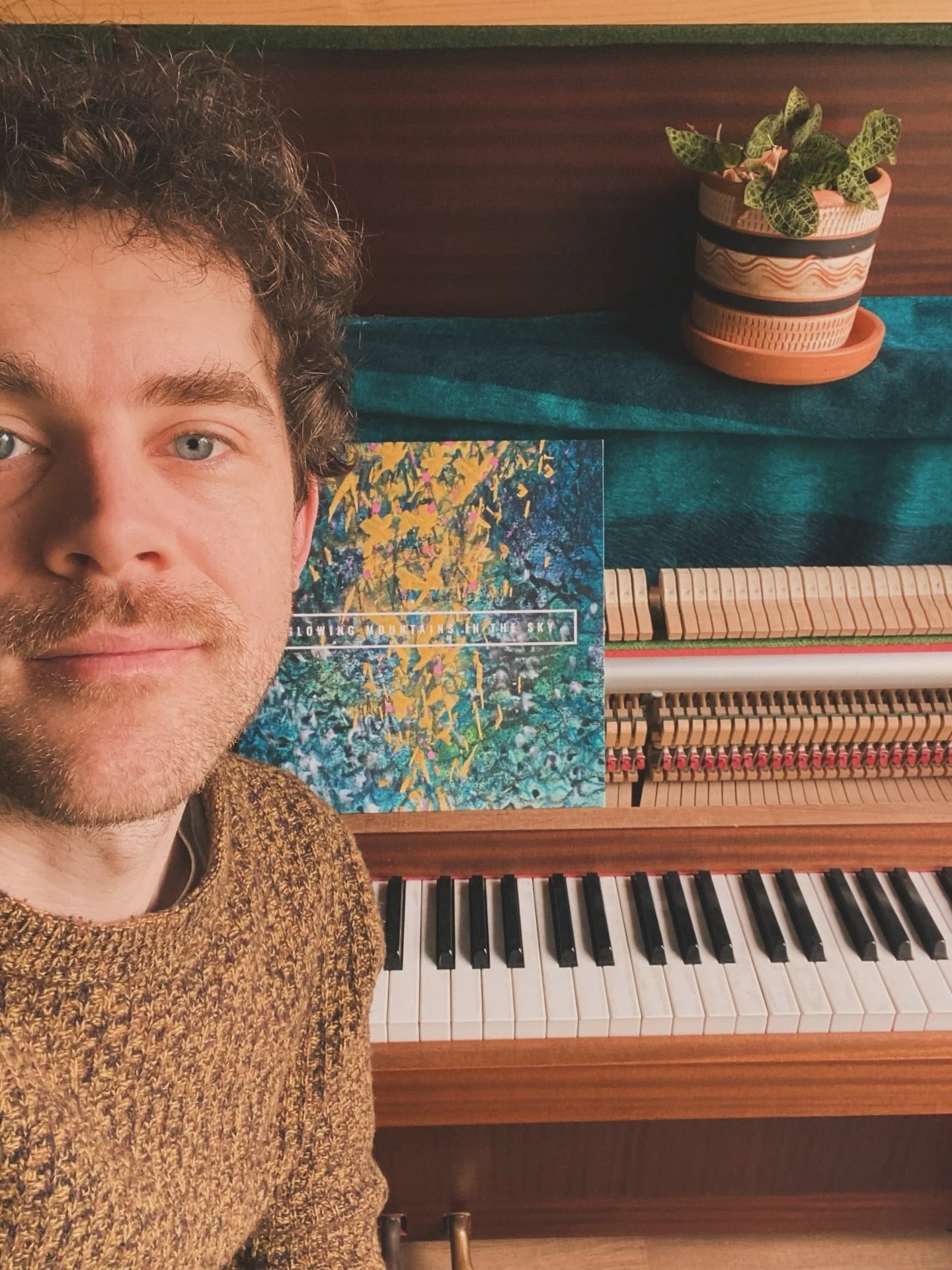 Selfie with a two month old record and the one true star on it 🎹 
 Apart from the obvious, this piano also delivered some beats &amp; percussion, bass notes, synth-like pads, plate reverbs and lots of sampling

Who needs AI when you have an upright 