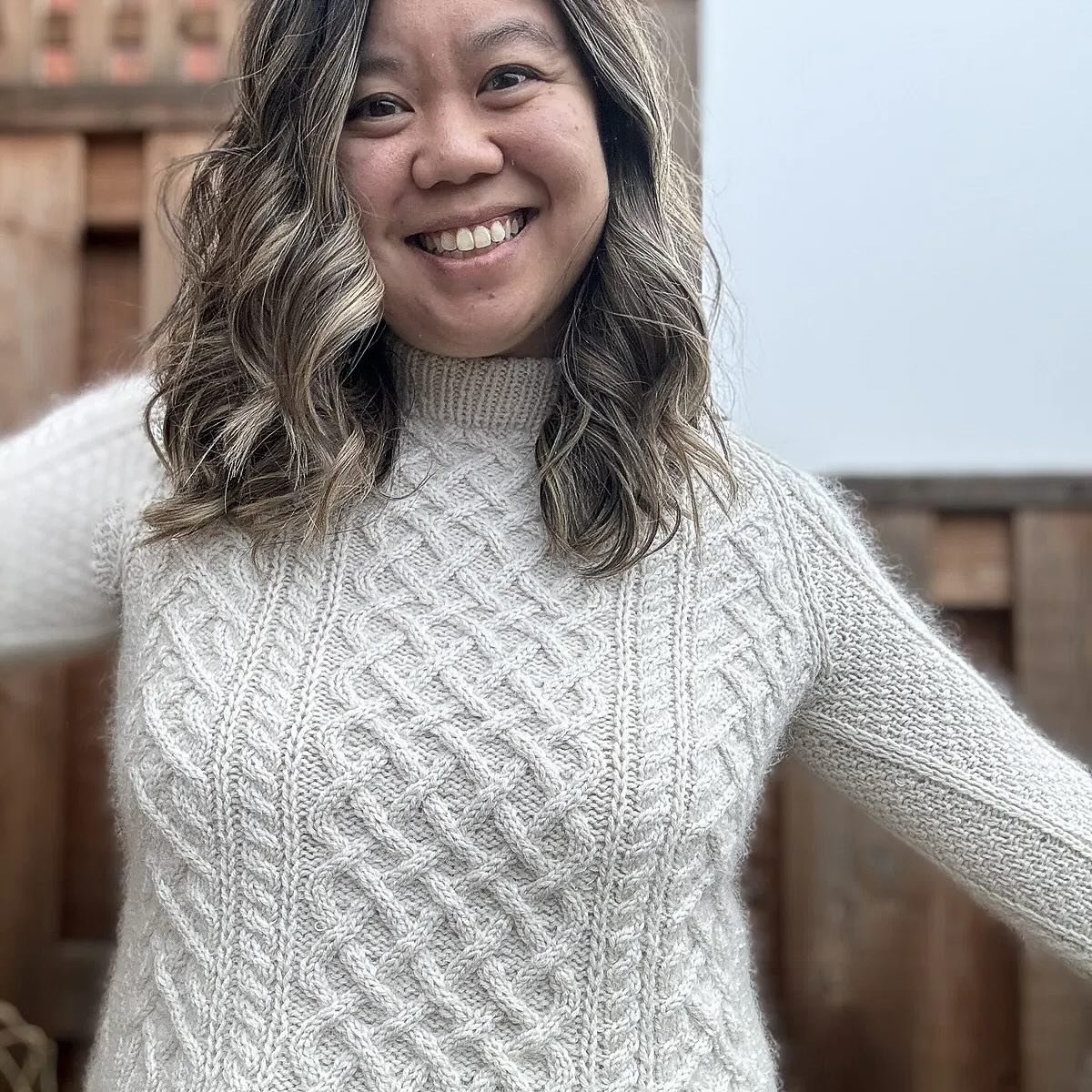 🧶 REMINDER! Tomorrow&rsquo;s the last day to SAVE on Menton 1! No better reminder than showing off one of my awesome test knitter&rsquo;s soft, fuzzy, beautiful FO! Jackie (@jackie.keala) used a combo of Sandes Garn Double Sunday and Sander Yarn Co.