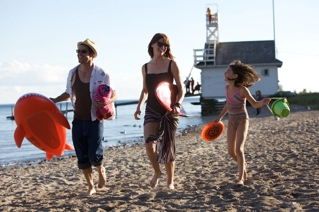Family going to beach Toronto OTMPC 2010 1.jpg