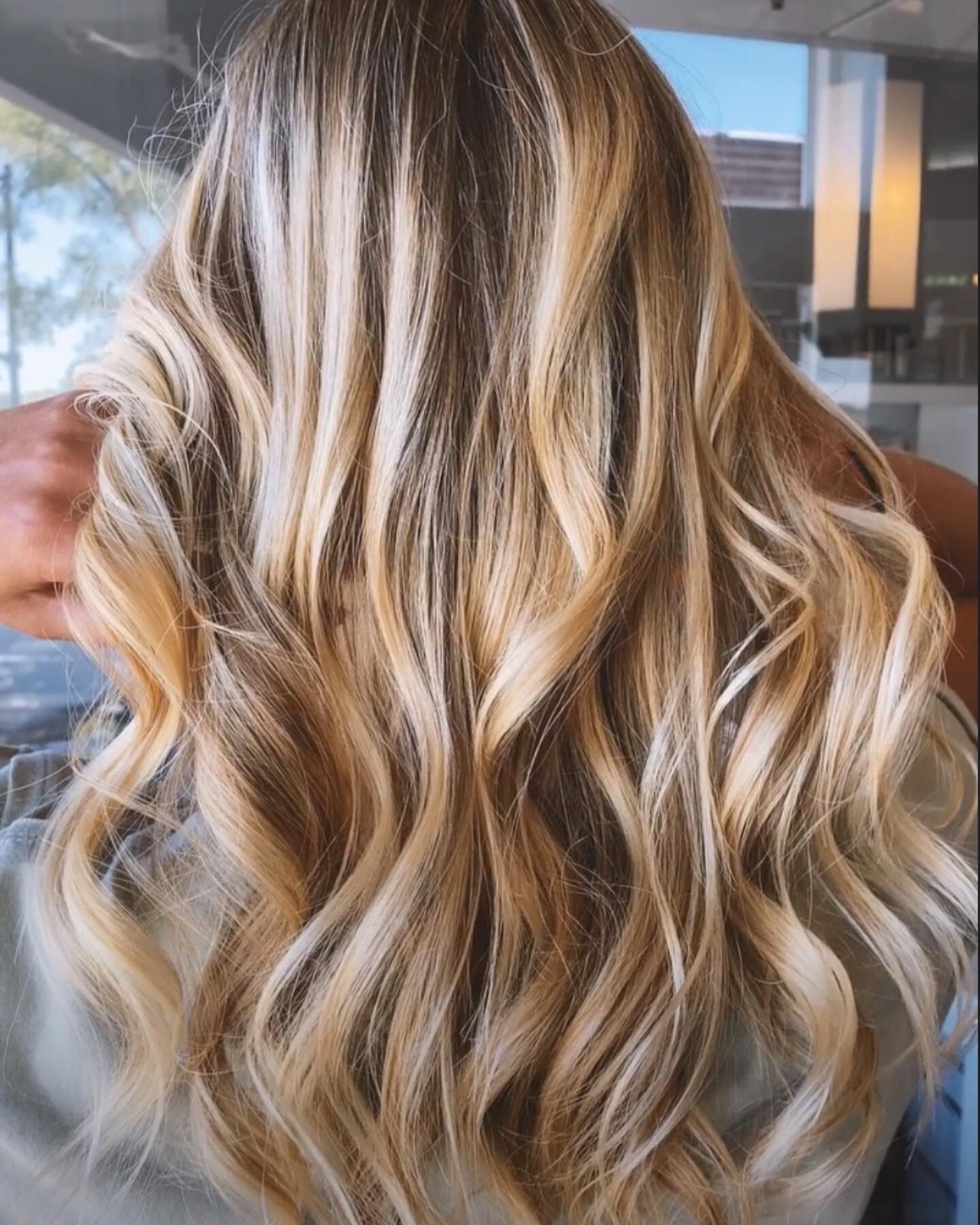 The perfect prelude to fall&hellip; highlights by @colorbygail ☀️🍁
.
.
.
.
.
.
.
#haircolorist #fallbalayage #indiansummer #labordayweekend #behindthechair  #highlights #endofsummer 
.
.
.
.
.
.
.
.
.
.
@cosmopolitanuk @allure @mainlineparent @mainl