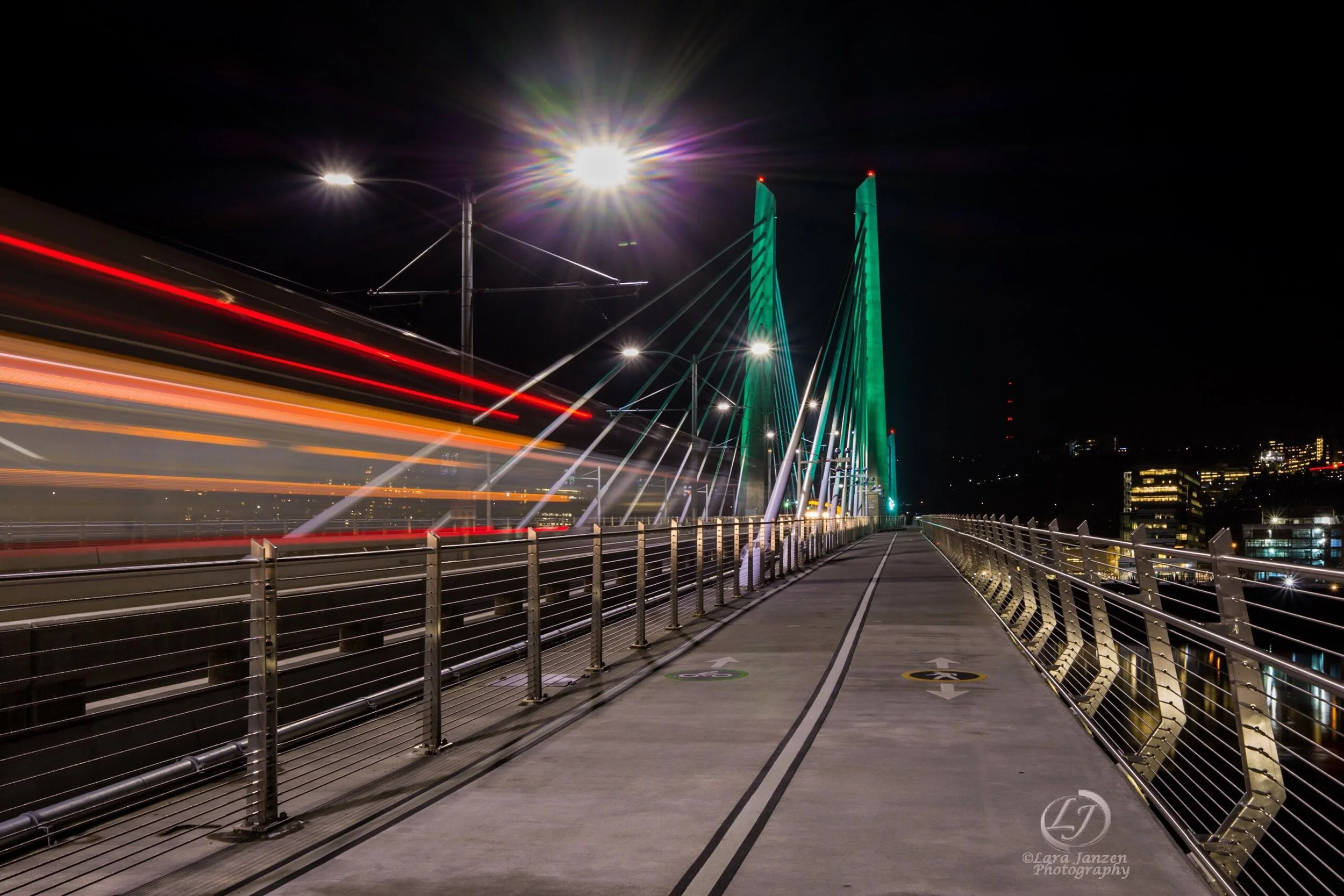 Train_trails_on_Tilikum_Crossing.jpg