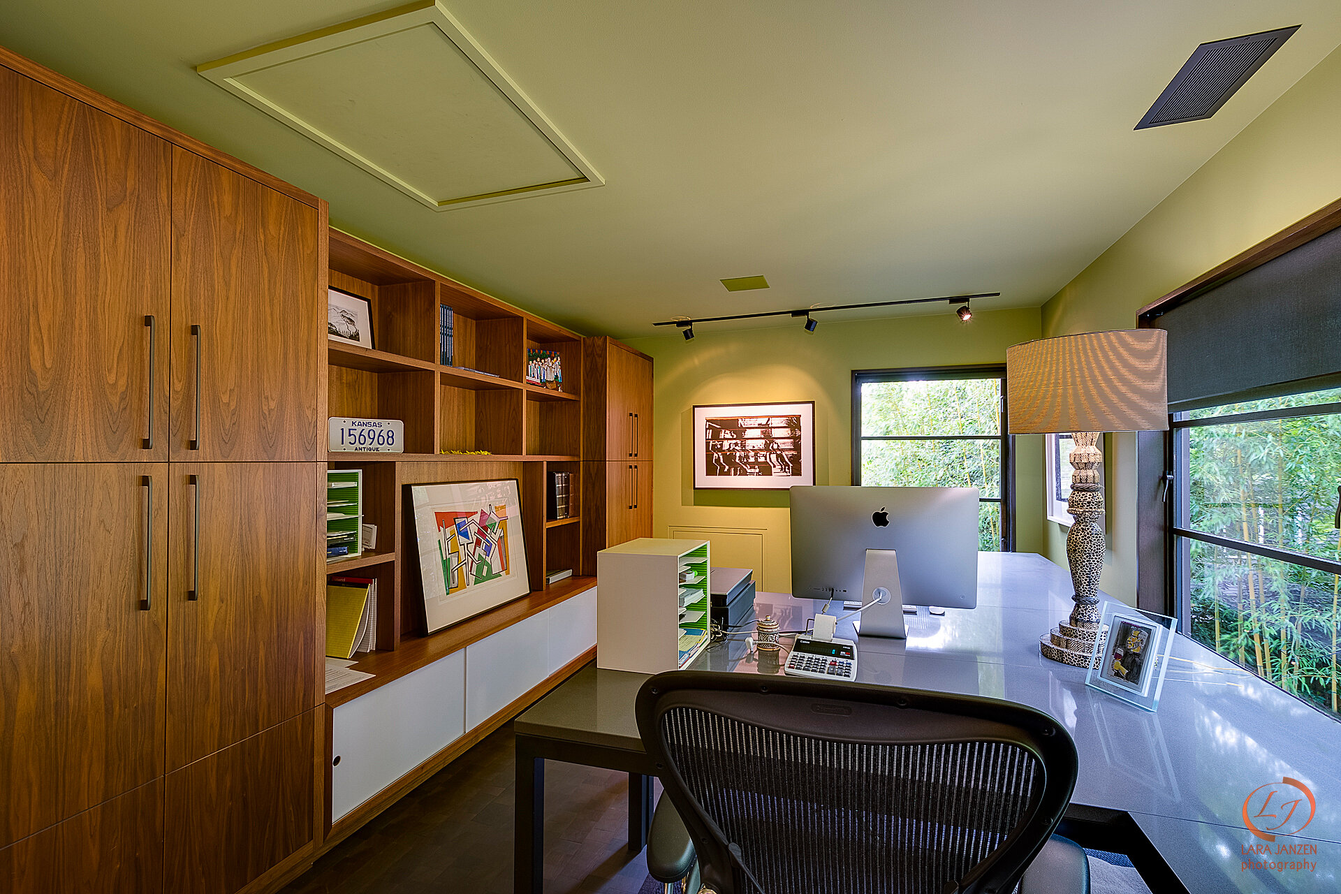 Interior photo of a study in Portland Oregon_©LaraJanzenPhotography
