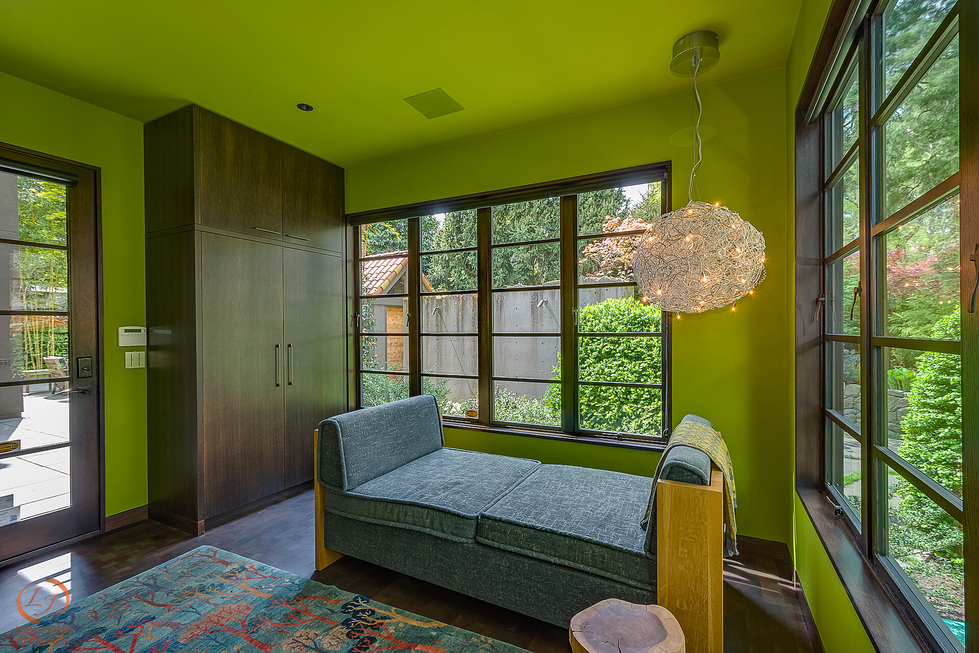 A sitting room with door to outdoor living_©LaraJanzenphotography
