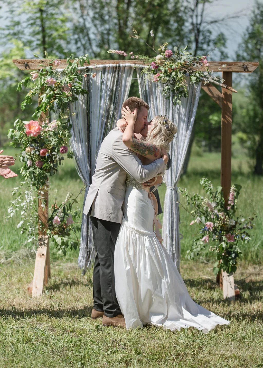  First kiss as husband and wife  Colorado wedding planning  Day of coordination  Bride and groom  Colorado outdoor weddings 