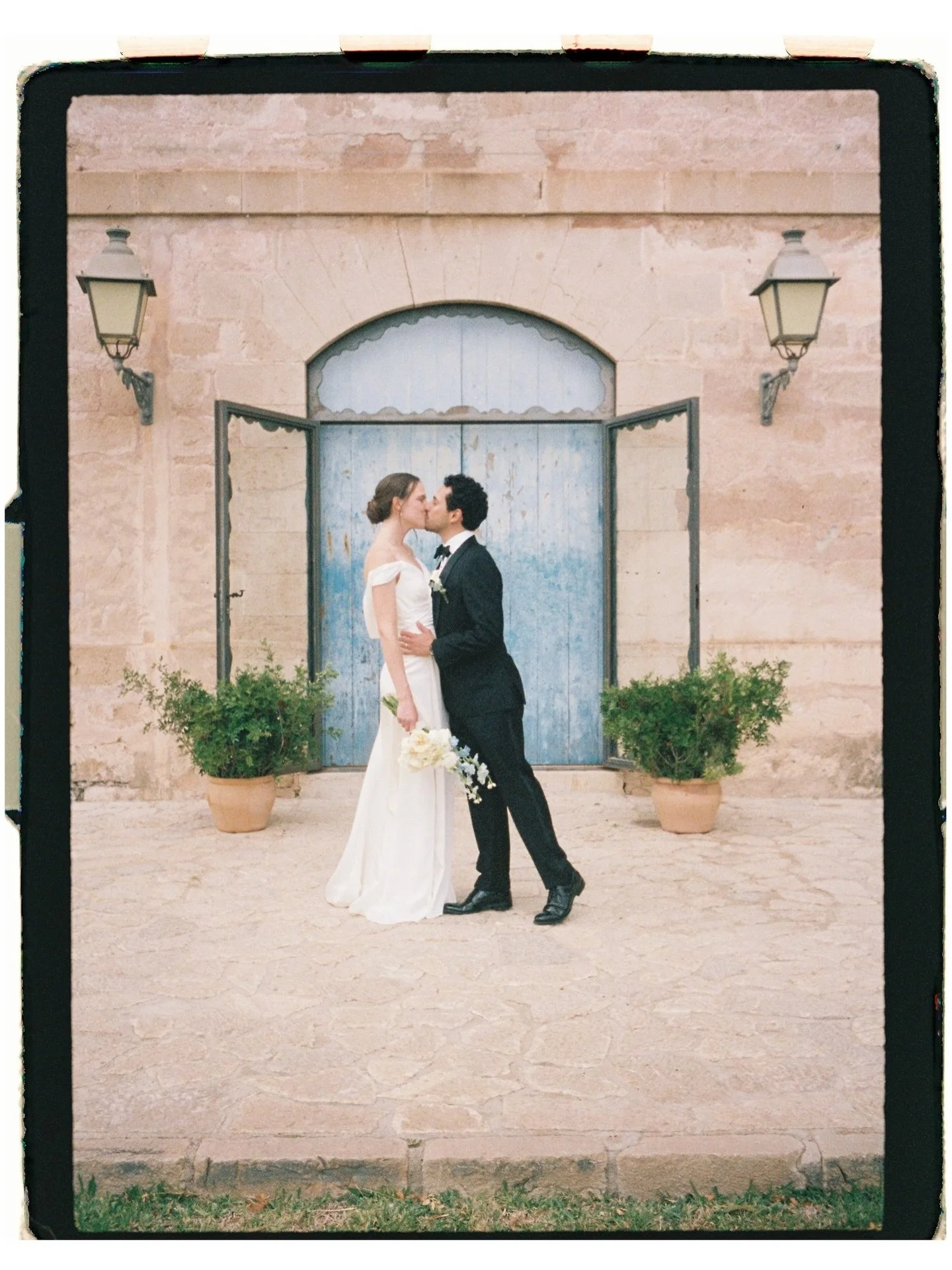 Fragments of Tine &amp; Diego&rsquo;s wedding, captured on film.
From Germany and Mexico to Mallorca, surrounded by family, friends and Mediterranean light.

Retales en anal&oacute;gico de la boda de Tine y Diego.

Video: @guillemsastre.filmmaker 
Ve