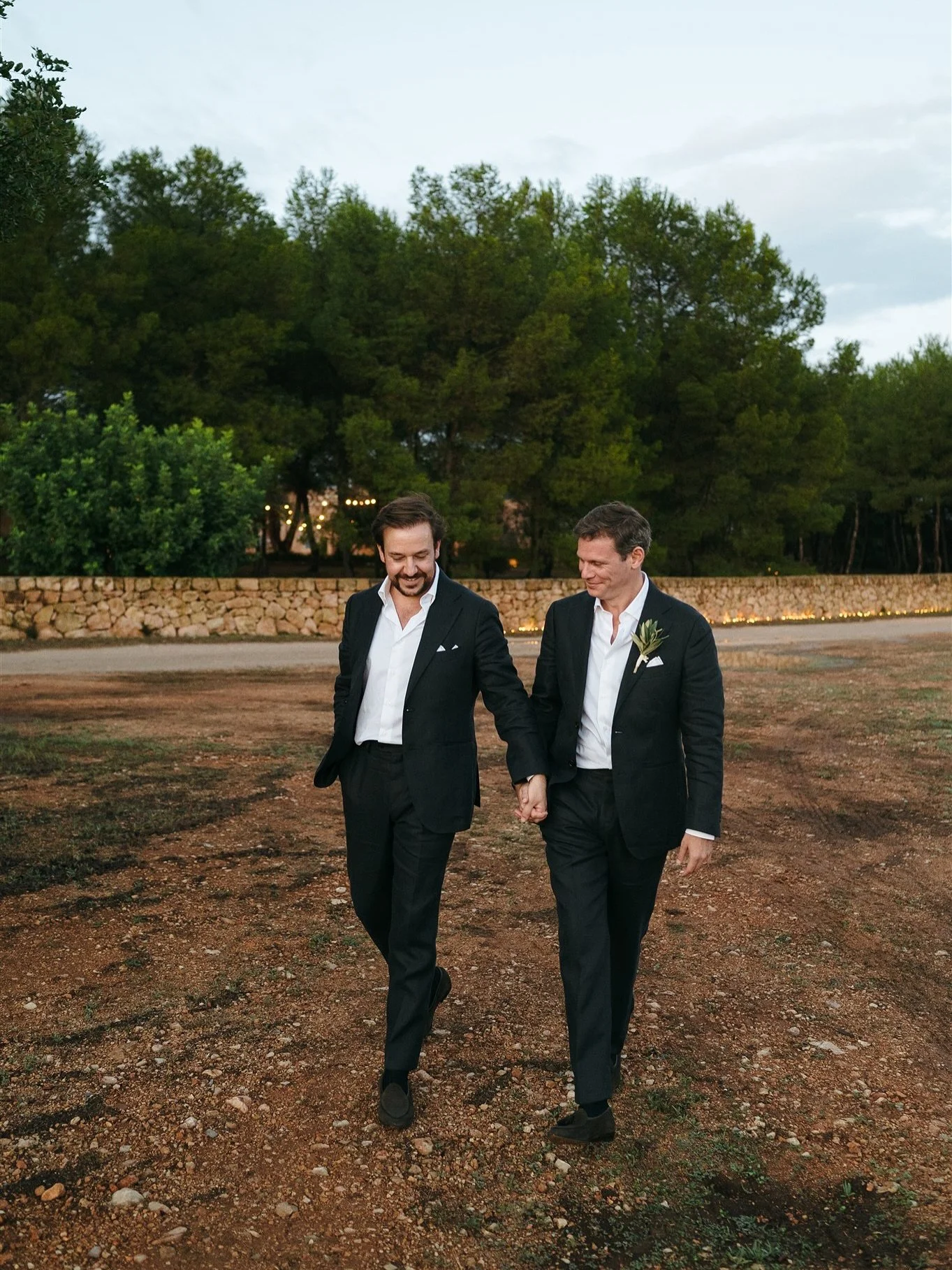 Es nuestra actitud la que va hacer que un d&iacute;a gris brille m&aacute;s que nunca!
-
-
#weddingday #mallorcawedding #bodasenmallorca #lgtbi #weddingphotographermallorca #fotografodebodasmallorca #fotografodebodasespa&ntilde;a #rainingday☔ #love