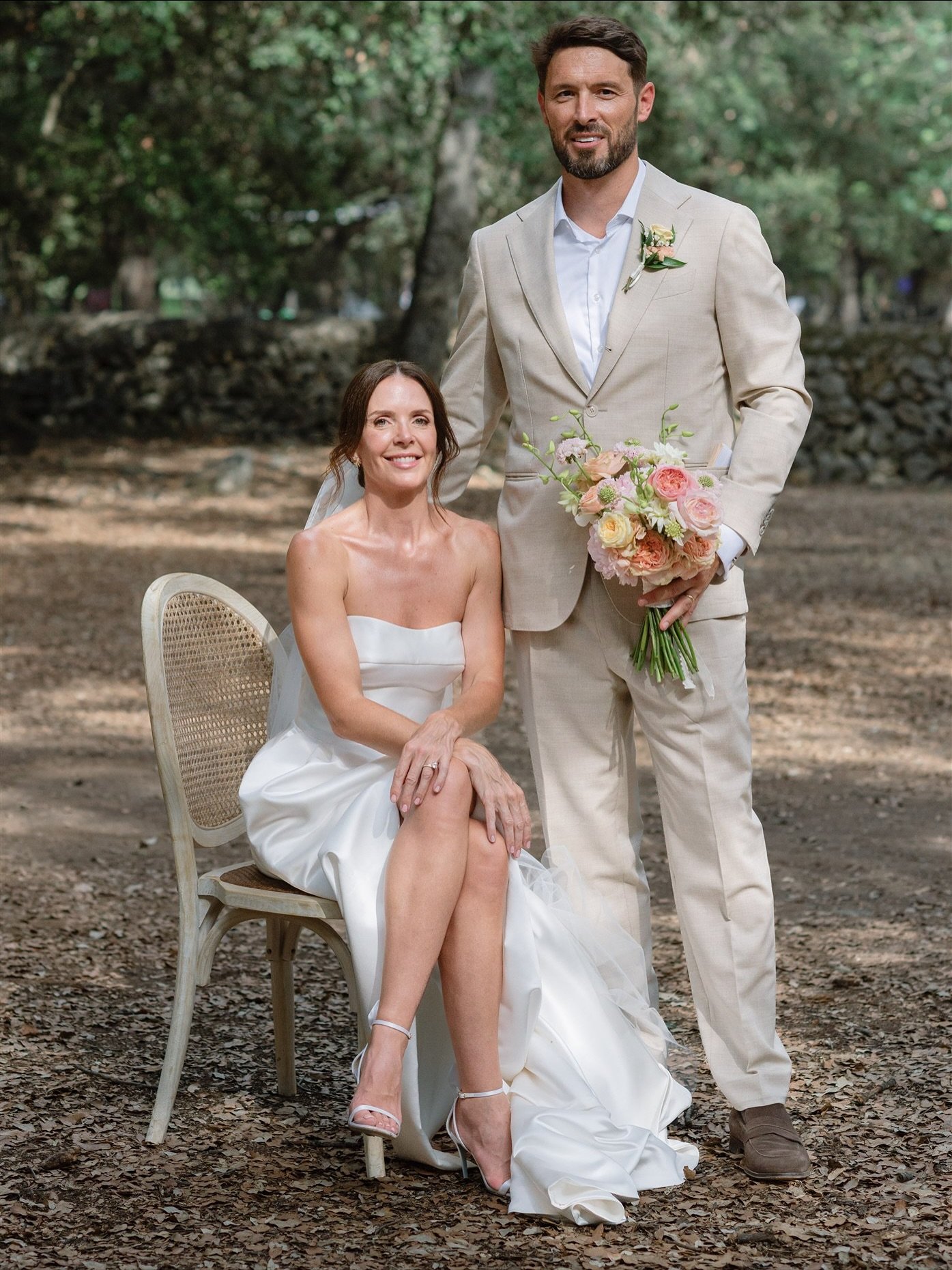 Bodita de este verano! 
Emma y Mark entre las encinas 🌿
@fincabinissati
@floristeria.es.brot 
@gastroacustic 
@fergoneventos 
@_monritual 
@xiscabauza 
-
-
#wedding #mallorca #mallorcawedding
#weddingmallorca #destinationphotographer #mallorcaphotog