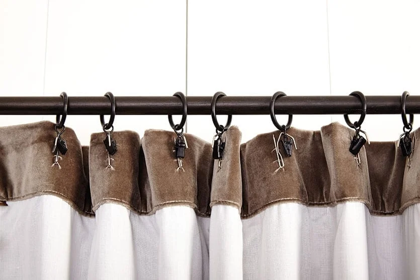 This shows the rings with alternate clips, which are not usually there if using drapery pins to hang your curtains.