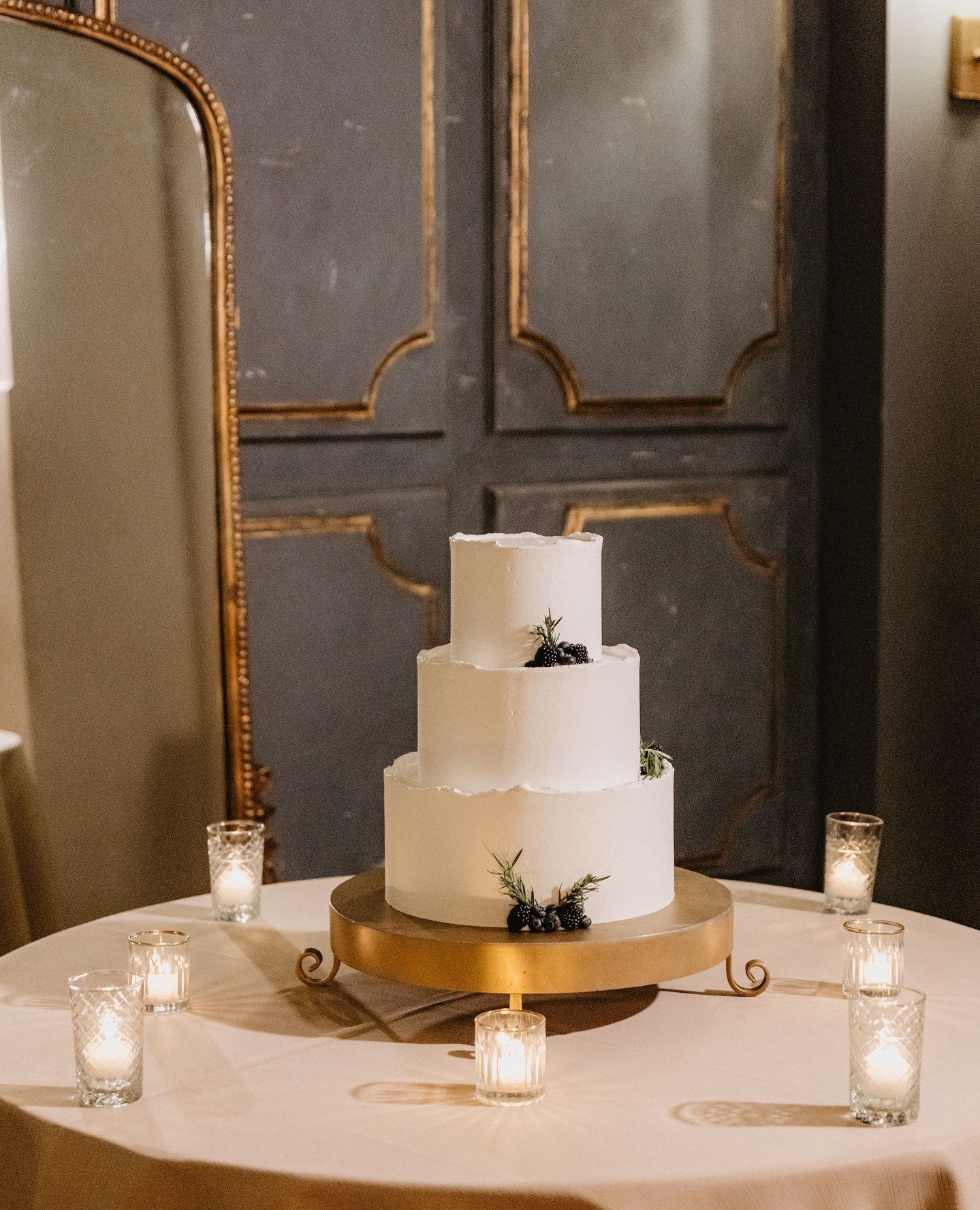 A berry delicious cake🫐⁠
⁠
We love this simple yet stunning cake featuring just a touch of fresh berries and rosemary sprigs.⁠
⁠
Planning: #irisandoakevents⁠
Photographer &amp; Videographer: @emilygreenphoto @nathanwillisweddingfilms⁠
Beauty: @jessi