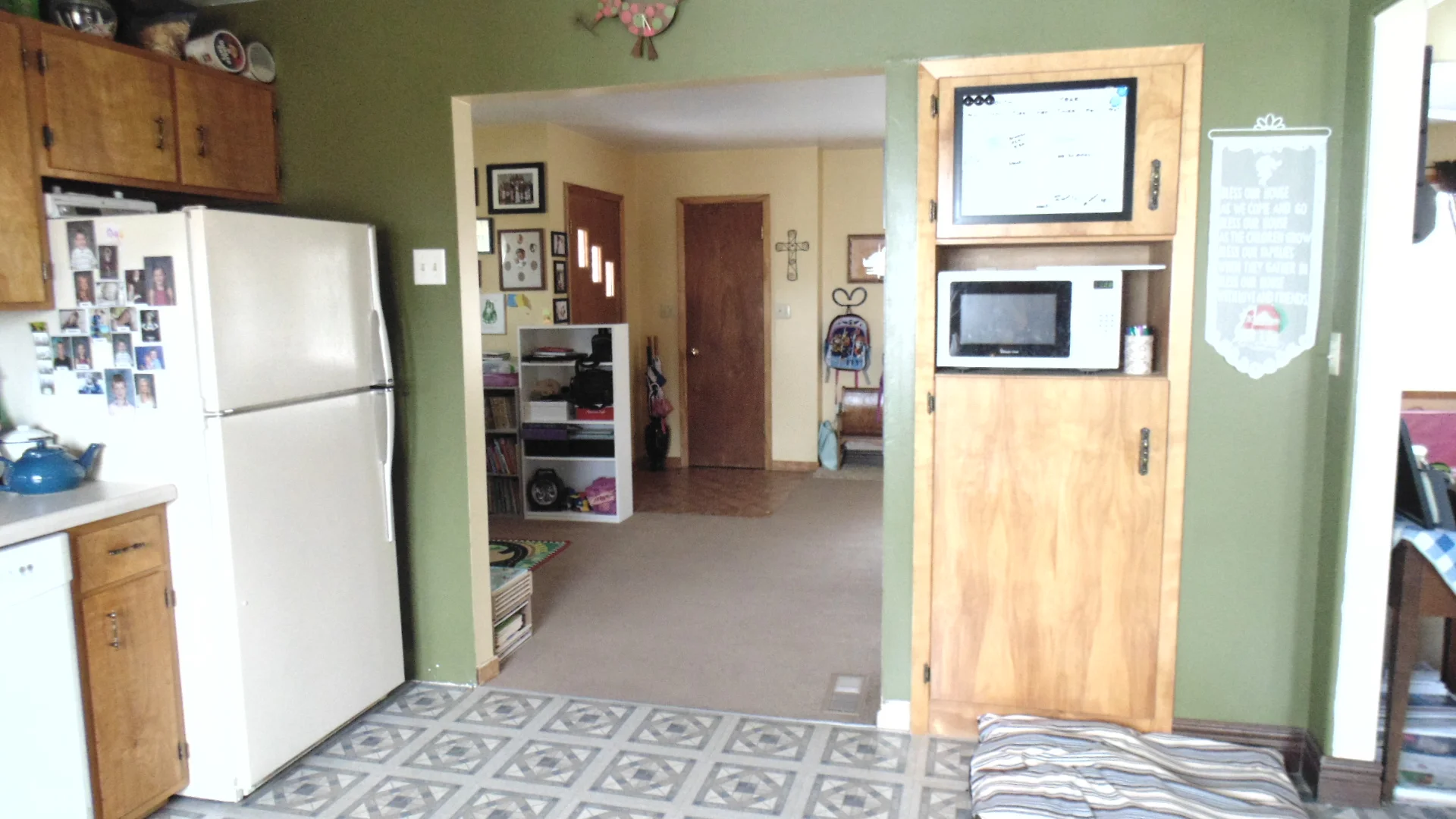 Kitchen - Looking to Front Door.JPG