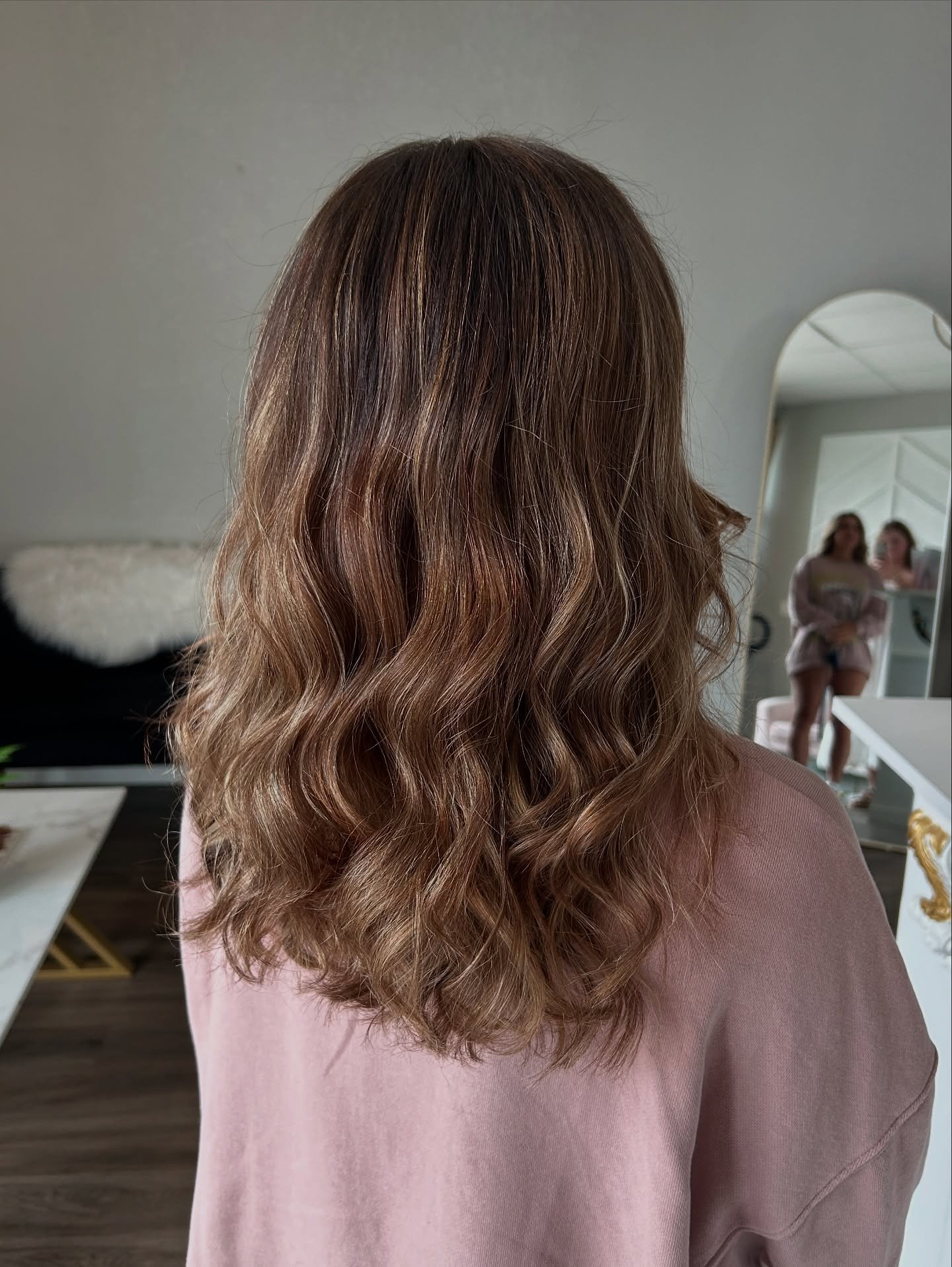 Brunette vibes with a touch of glow&mdash;subtle highlights stealing the show!  Stylist: @1bellas_beauty