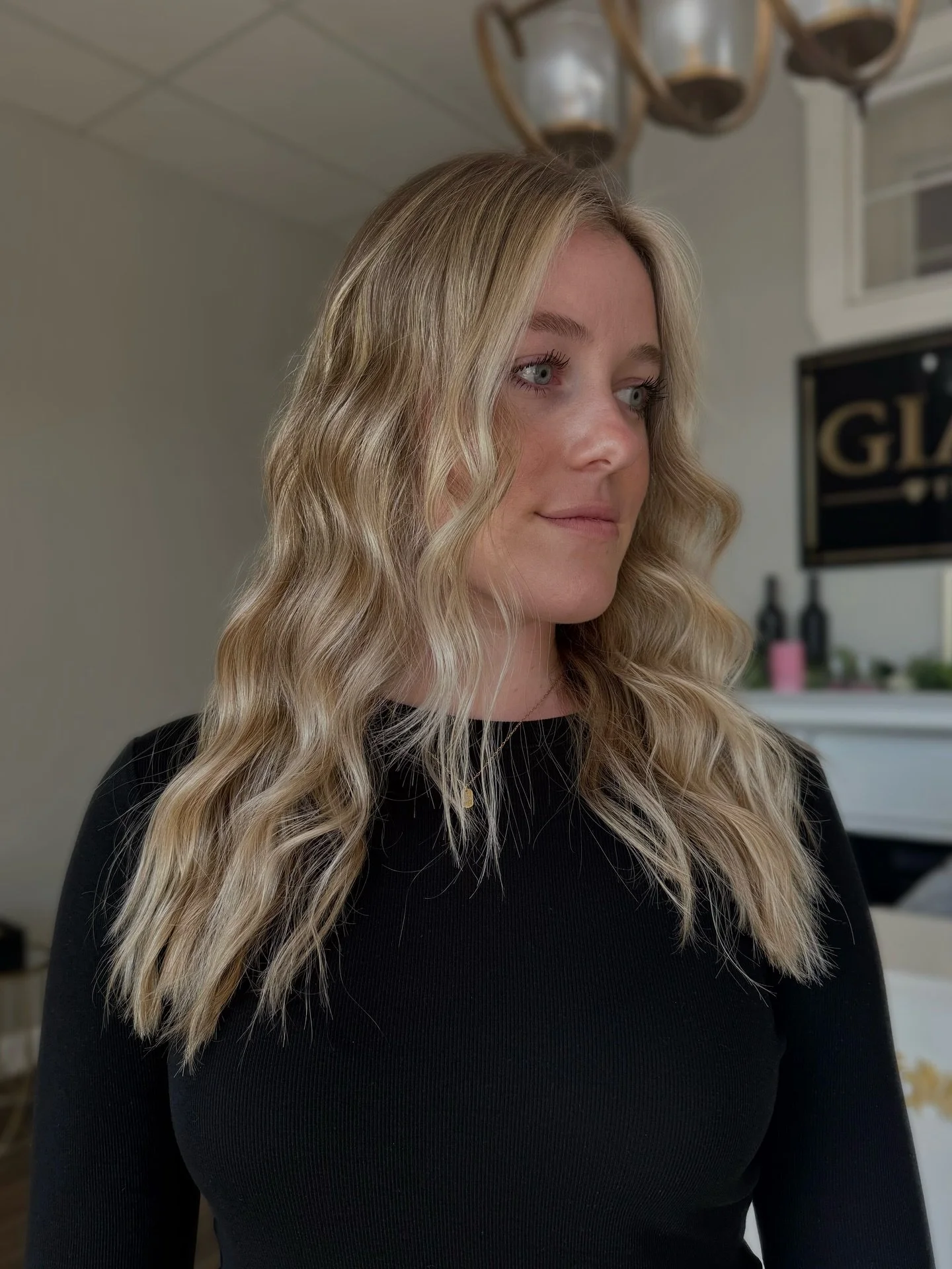 A little blonde to start your windy weekend.  Stylist @xohairco.raquel