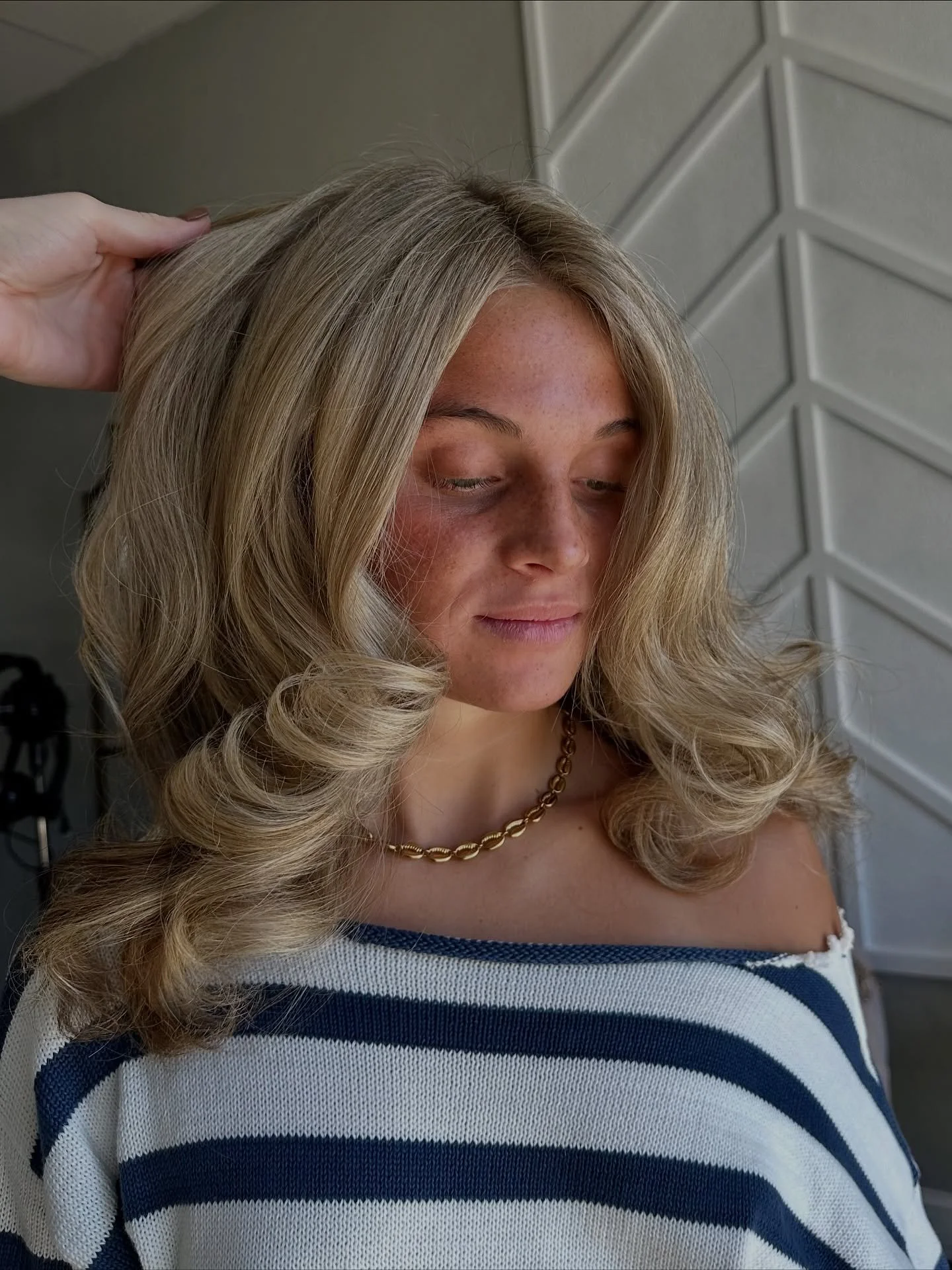 Blonde with a BOMBSHELL Blowout🤍. Stylist @gabbyschair