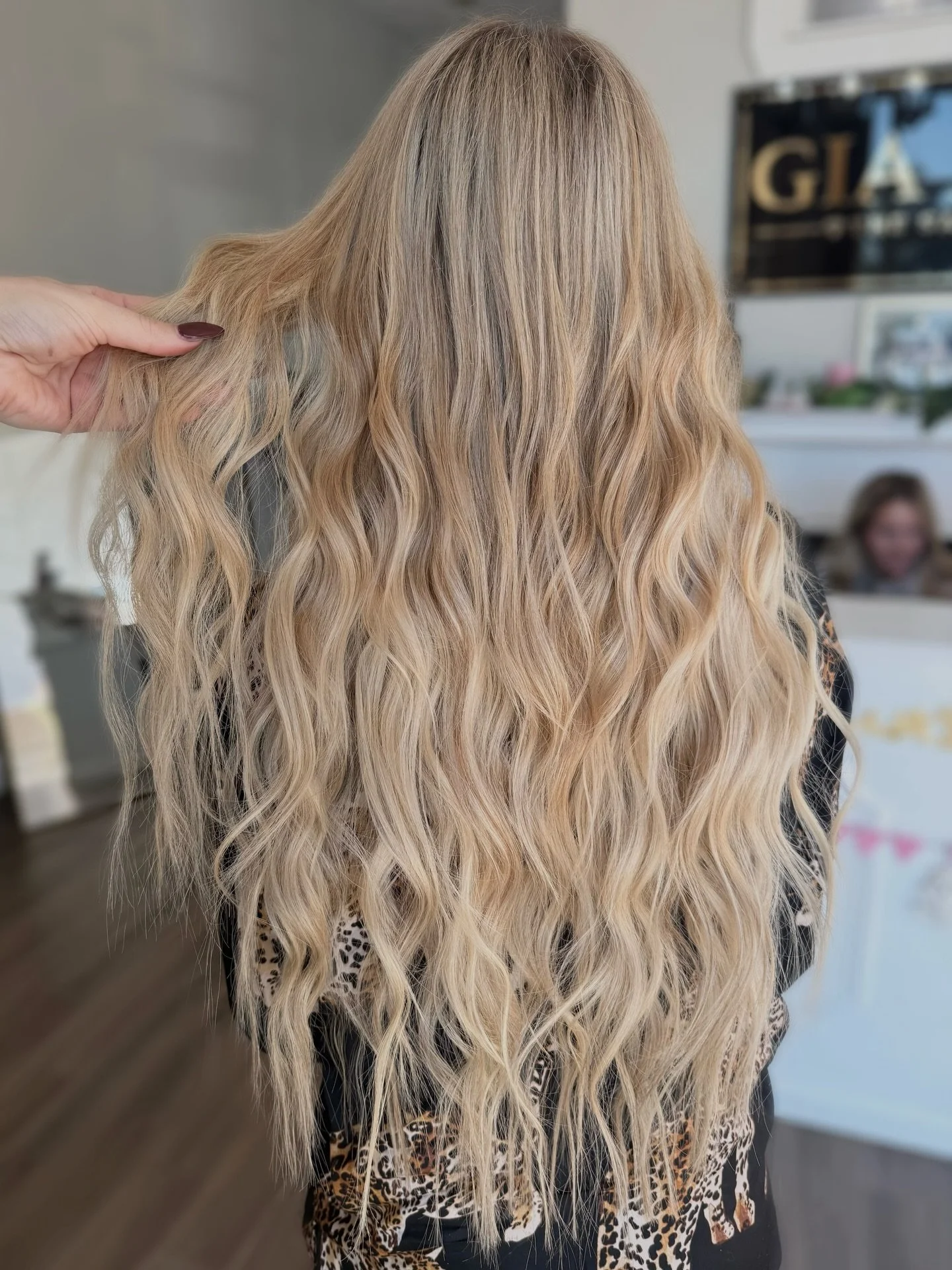 Santa came early and brought her some 24&rdquo; extensions🎅. Stylist: @xohairco.raquel