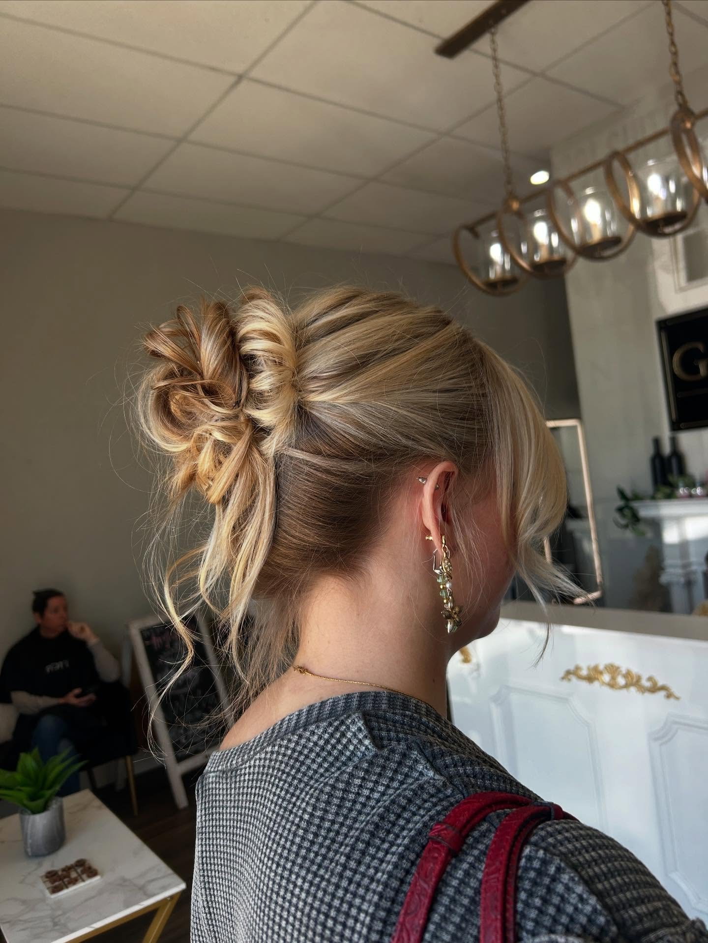 Reserve your prom, ring dance, or wedding updo now 🪞🪩

Stylist : @1bellas_beauty