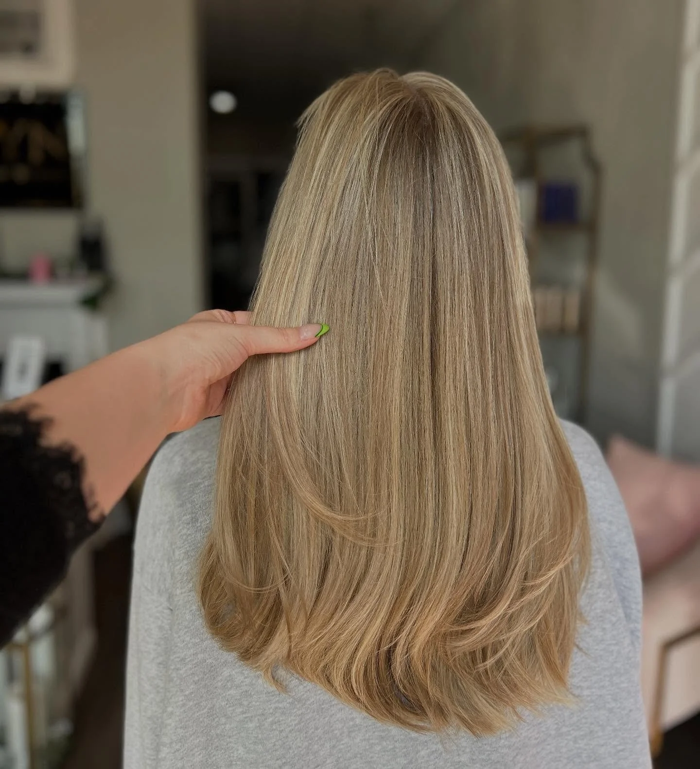 Warm weather and blonde is just that vibe 🕶️🩷

Stylist @1bellas_beauty