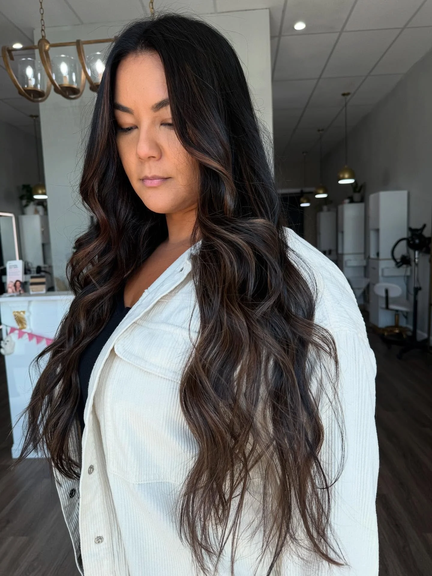 Instant brunette upgrade with this perfect, soft dimension 🥥🤎

Stylist @xohairco.raquel
