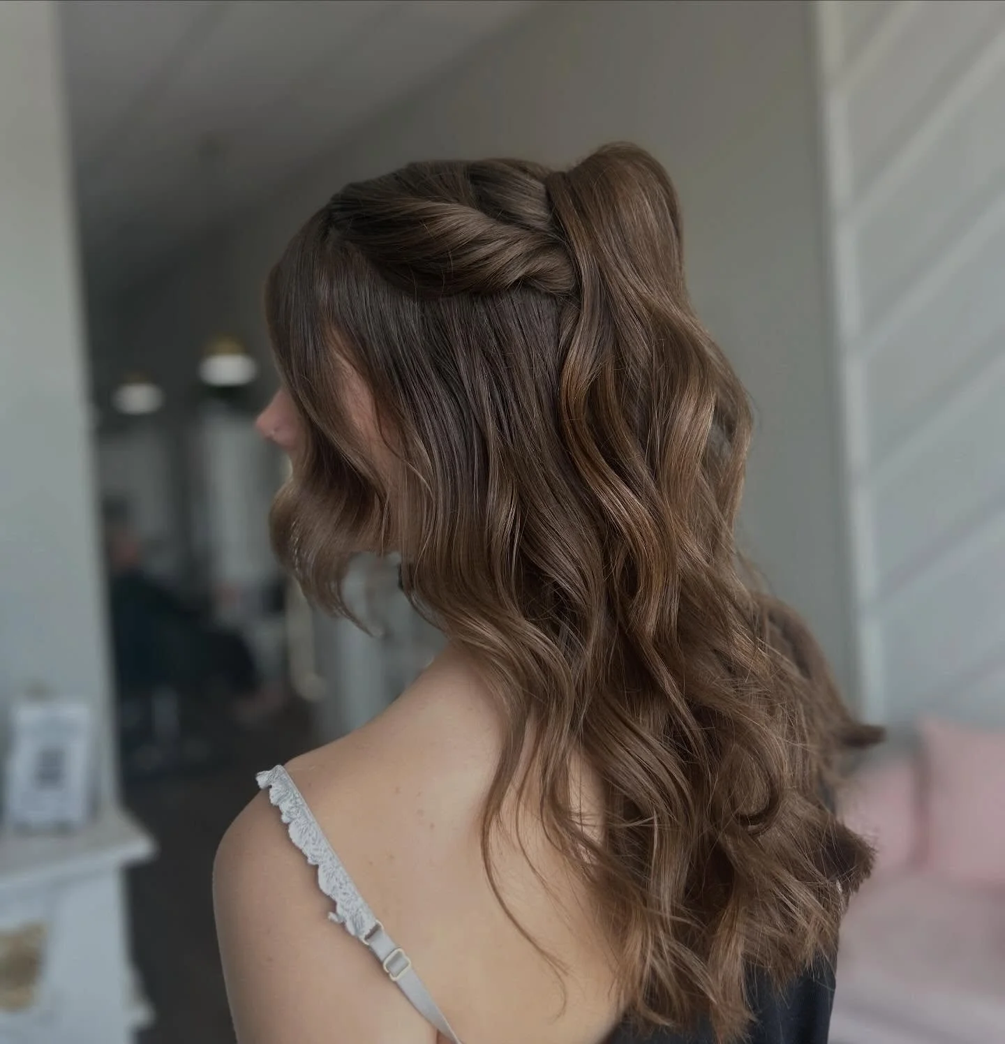Prom season is officially here and we&rsquo;re loving every second of it ✨ Book your appointment now and let us get you looking your absolute best for the big night!

Stylist @1bellas_beauty