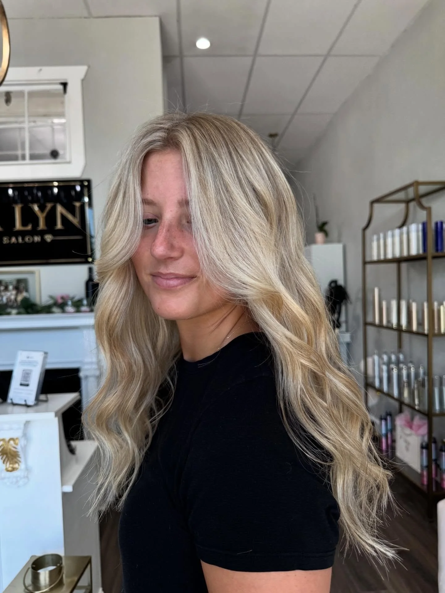 Hot + Highlighted 😮&zwj;💨😮&zwj;💨 
Summer is approaching and what looks best with a tan ? Blondeesss !! Book an appointment through our website or call the salon🏝️😛

Stylist @hairbylaperr