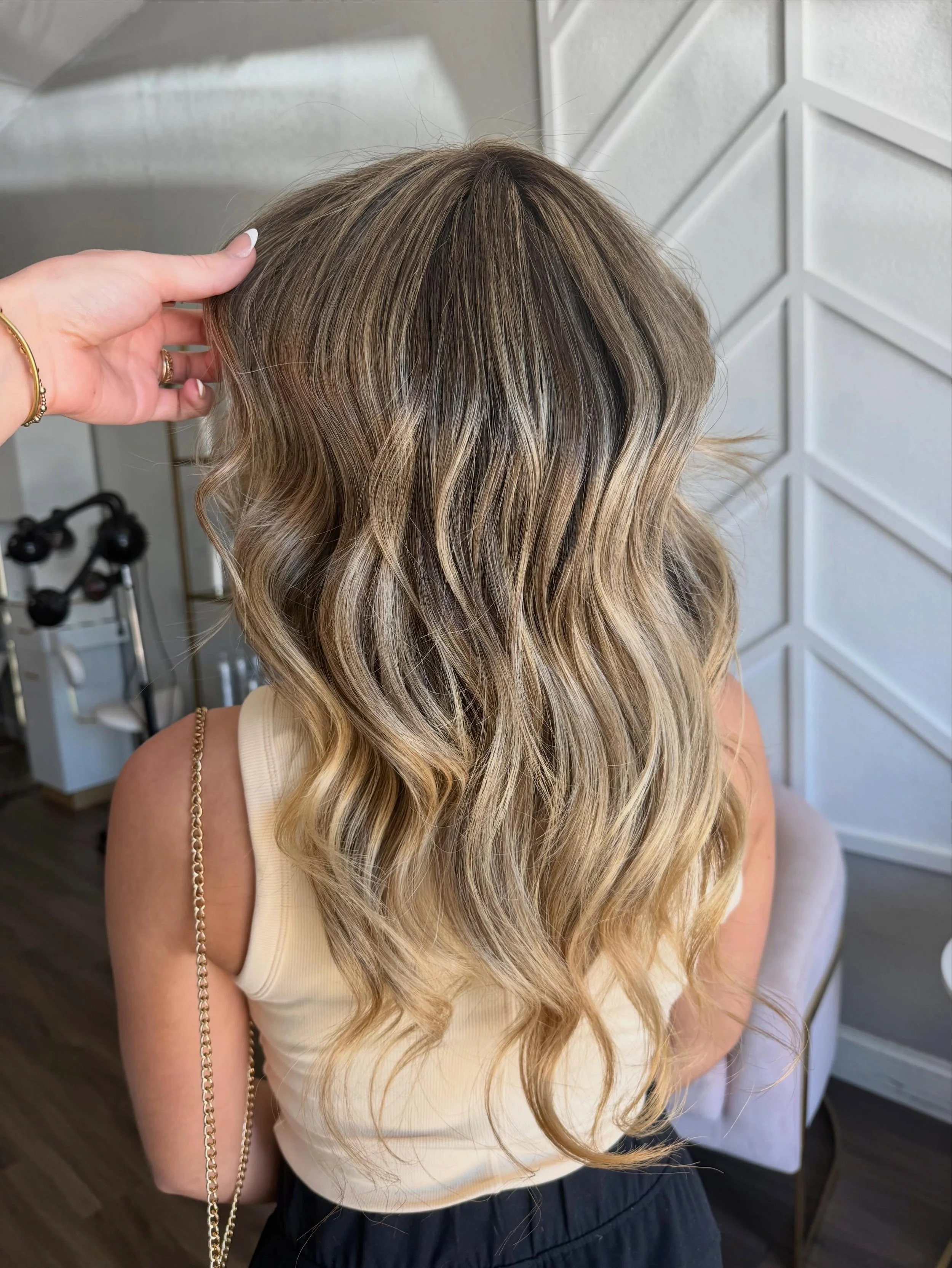 Name a problem that can&rsquo;t be fixed by a mini blonding sesh 🤨🩷
