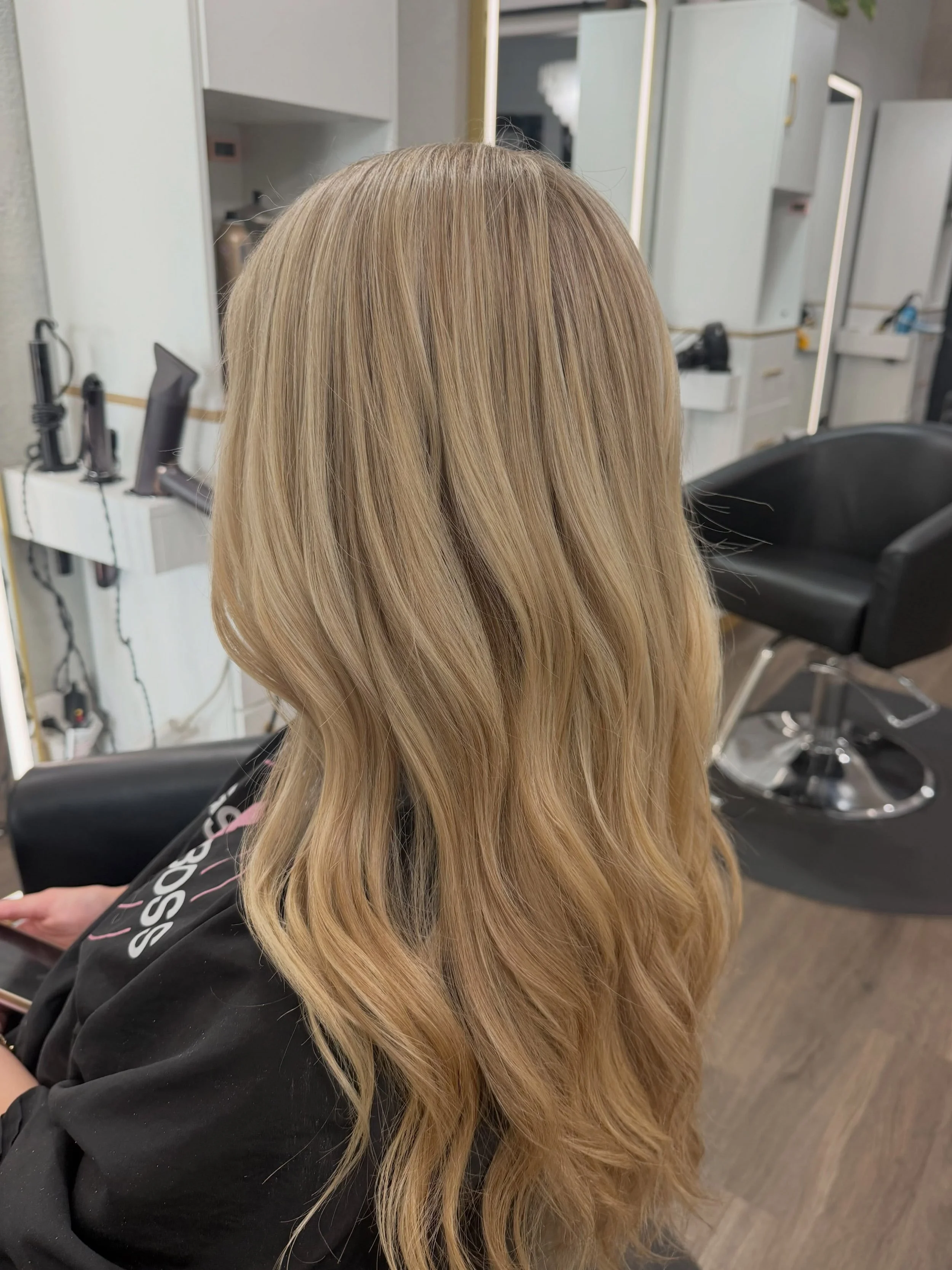 Nothing beats a seamless blonde refresh. ➡️Swipe to see the transformation. This is the Gia Lyn difference. ✨🤍

Stylist: @gabbyschair