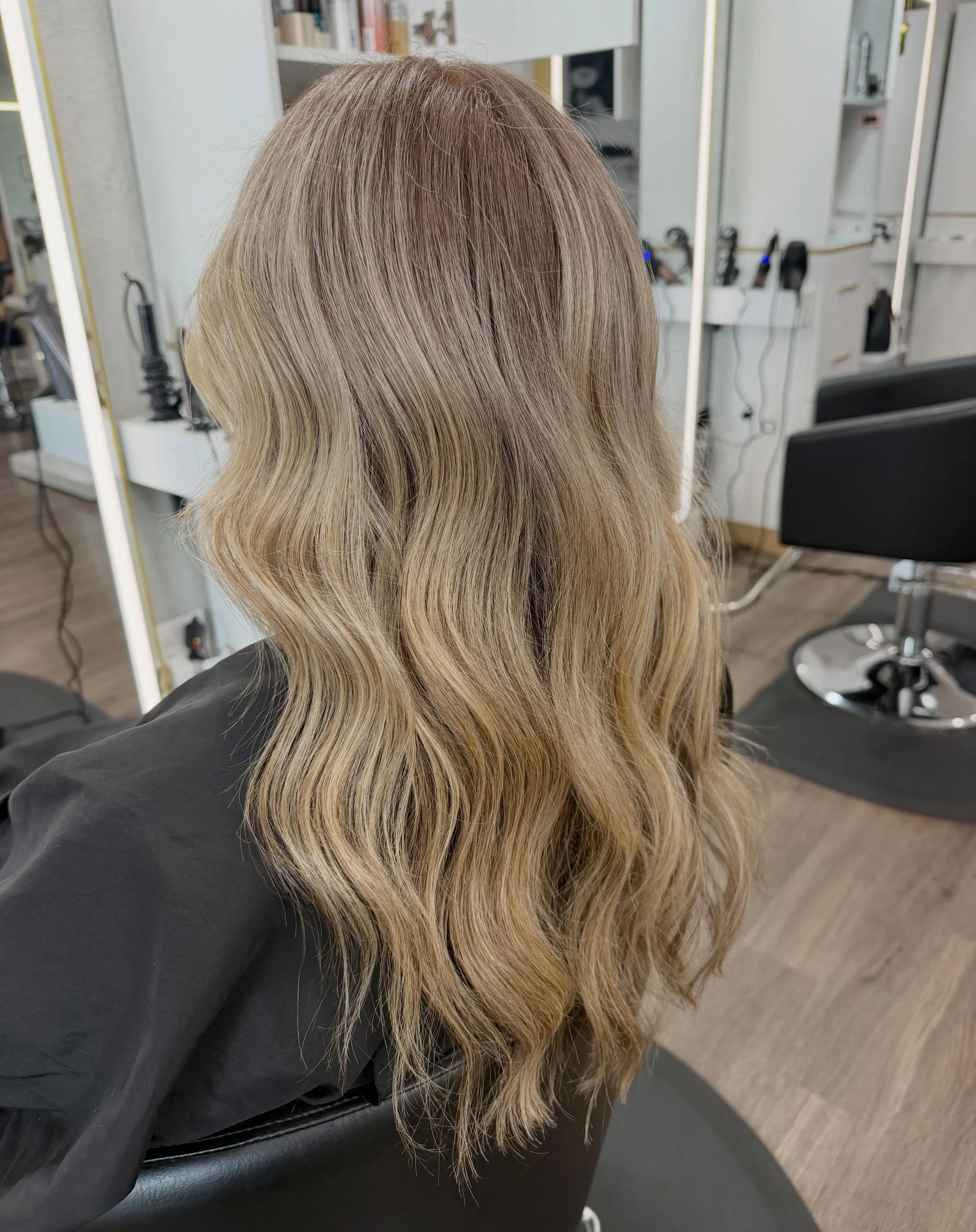 Going blonder in september >>> 

Stylist @gabbyschair