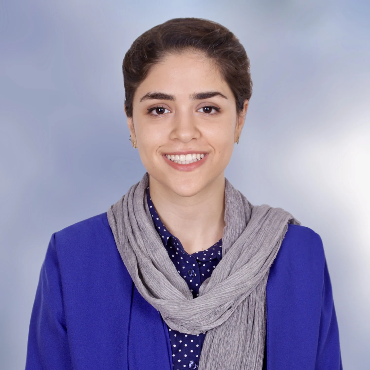 Vadi Tebyanian: Born in Tehran, Iran, Vadi started learning cello since she was 13 under Basir Khamoushi and has received lessons from Narges Falahpasand, Zhabiz Zarbakhsh and anar Etaati. She is currently a music student at BIHE University and has performed at several venues in Iran. She has also attended masterclasses by Mathias Johansen and Giovanni Richardi.