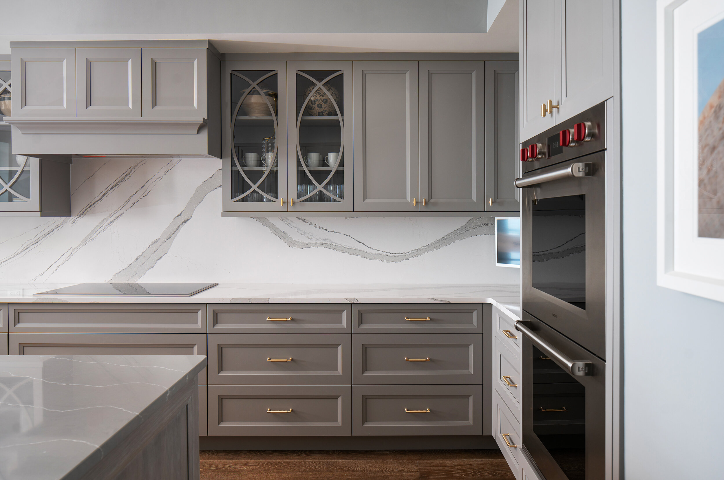 Grey modern kitchen with white marble endless backsplash