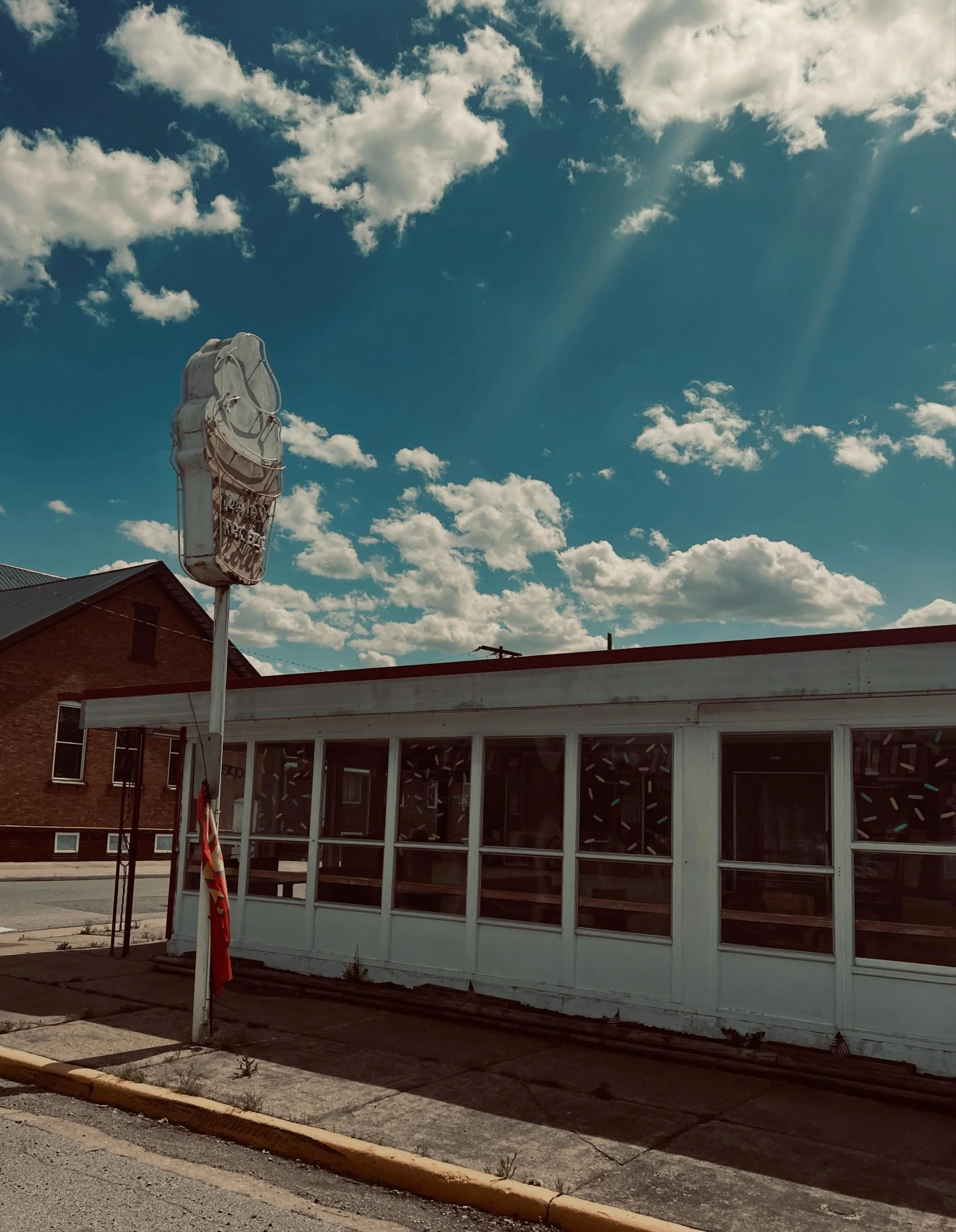 Deer Creek, Ohio.
May | 2027
#smalltowns #dairywhip #ohio #deercreek #backroadadventures