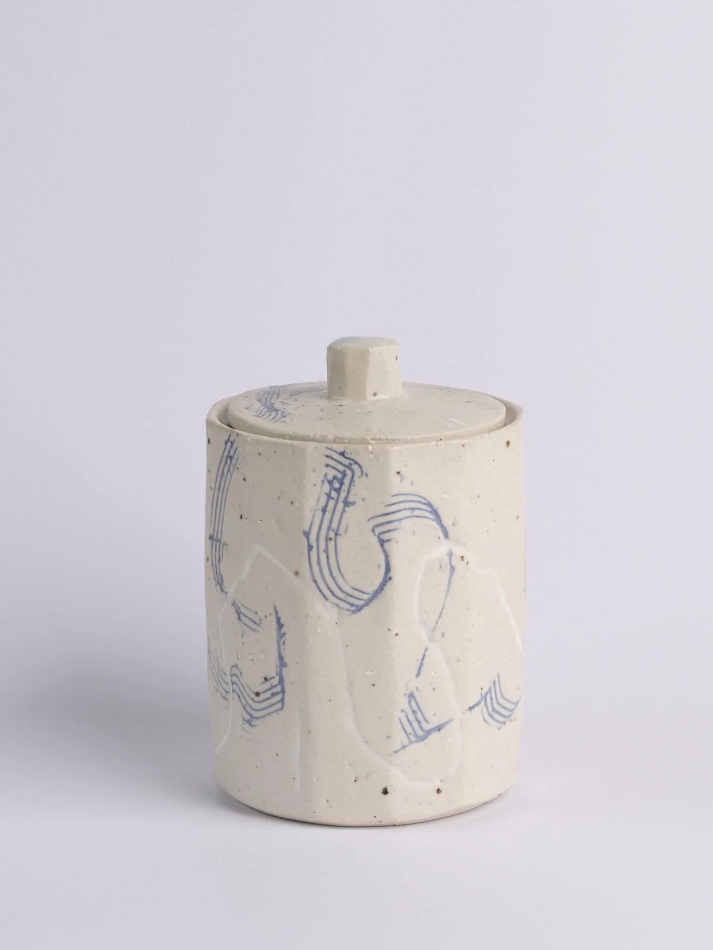 I love this jar with sprawling map lines accented in blue. I made it as part of a big batch of new work before @adelaide_ceramics_market late last year. Most of its friends have already found new homes but I was so happy that this one remained and th