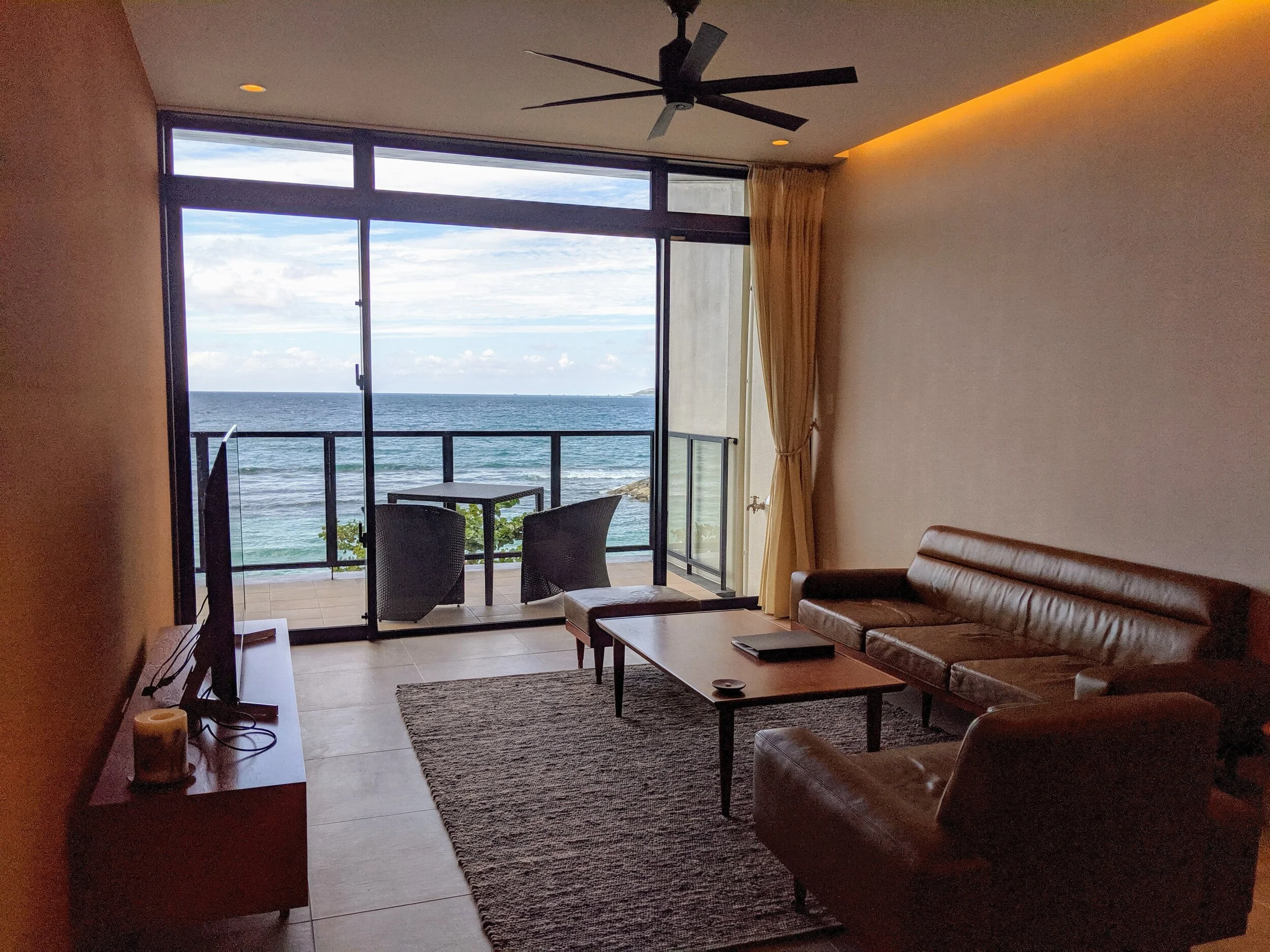 livingroombalcony.jpg