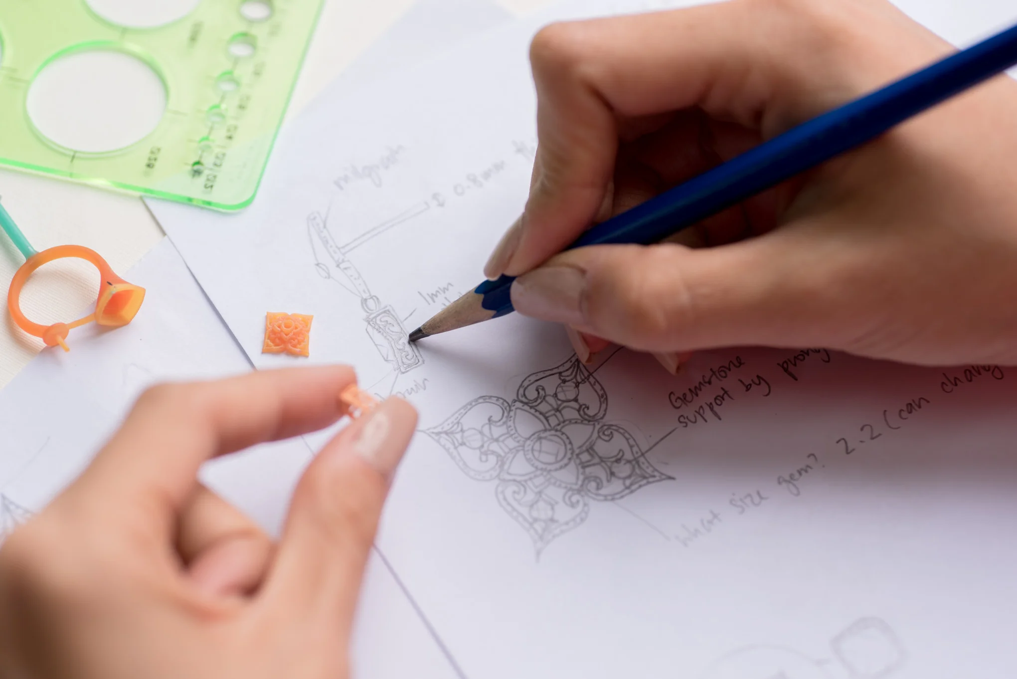 From sketching to the prototyping of the motif, to make the perfect piece of jewelry.