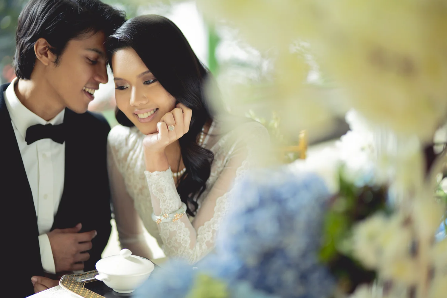 The bride wears Choo Yilin’s Cherry Blossom Jade Bangle, Warisan Desire Ring (18KT) and Genuine Pearl Necklace with diamond-embellished Peranakan clasps.