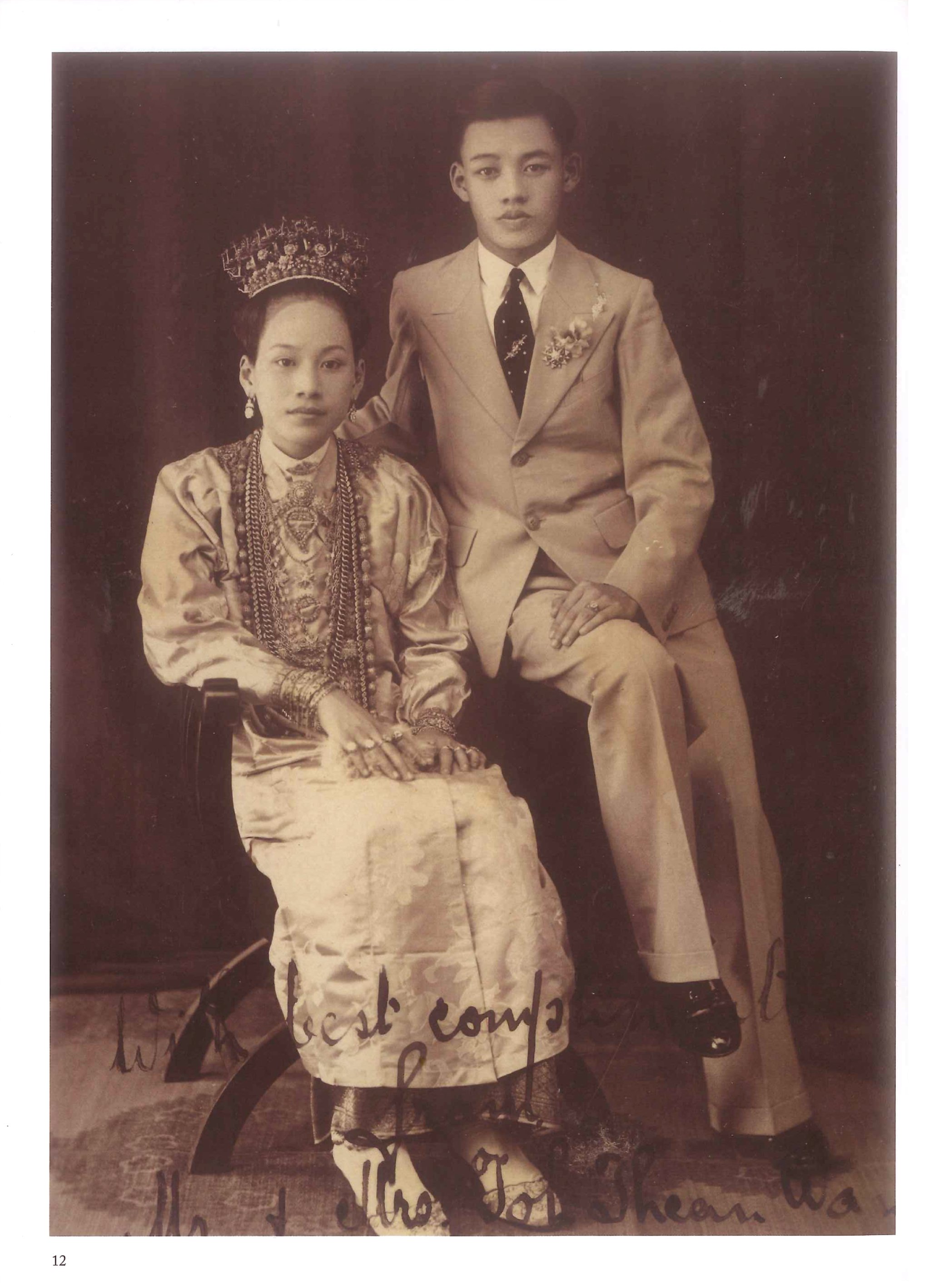  A Straits Chinese couple on their wedding day. Notice the crown.  Image credit: Straits Chinese Gold Jewellery: The Private Collection of Peter Soon by Lillian Tong 