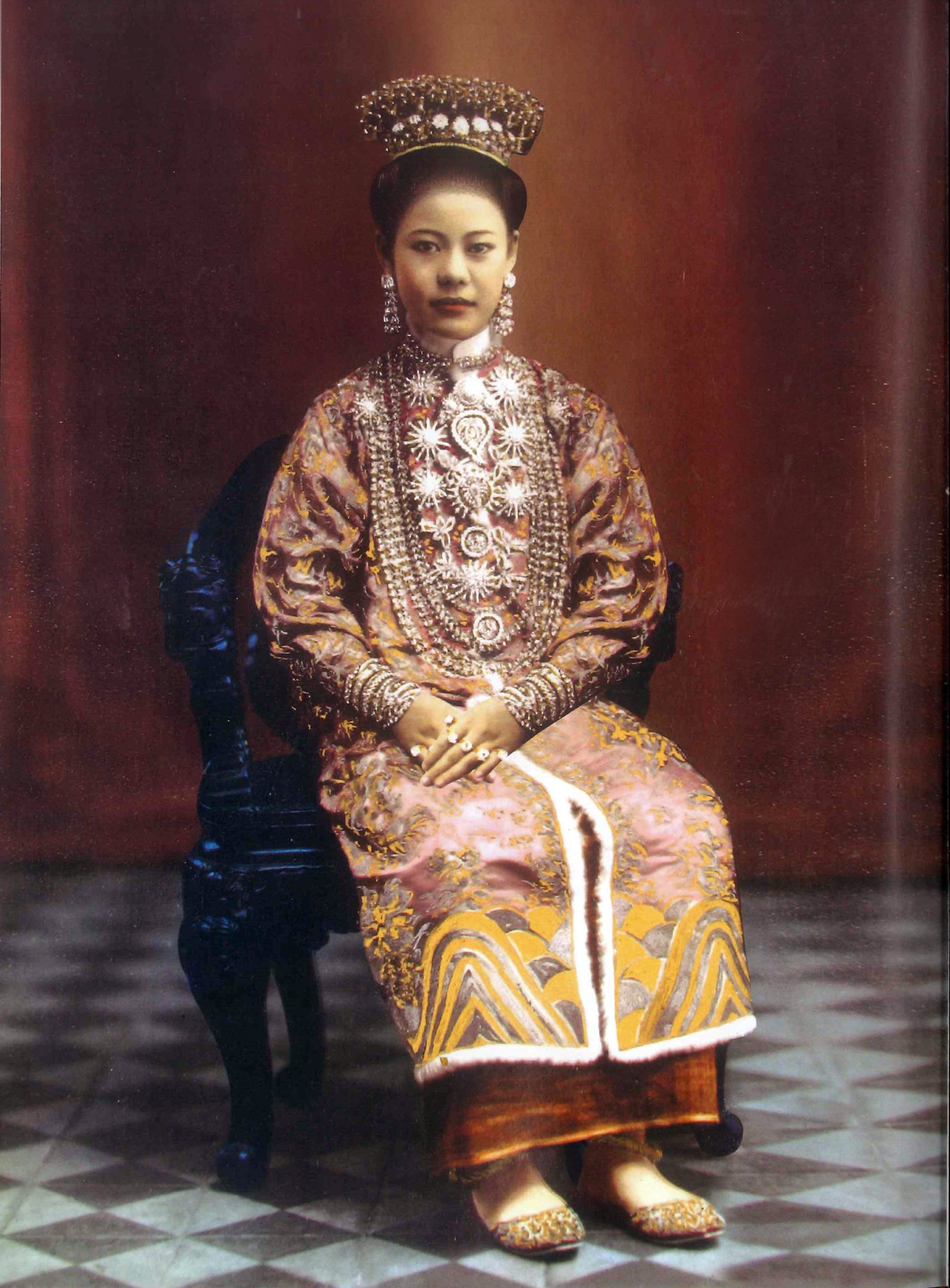  A Nyonya dressed in a signature outfit, including an elaborate crown.  Image credit: Straits Chinese Gold Jewellery: The Private Collection of Peter Soon by Lillian Tong 