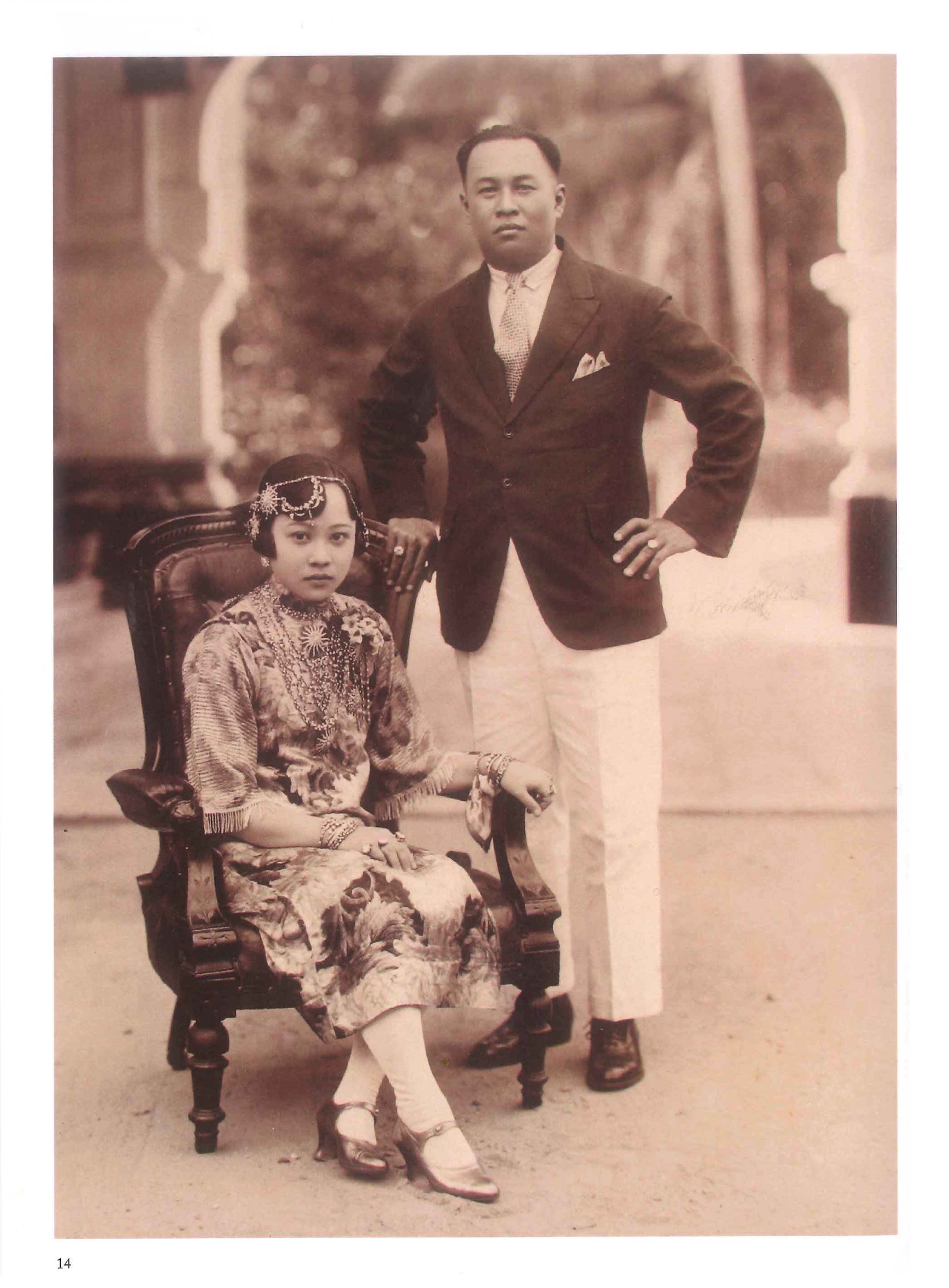  A Straits Chinese couple in their western fine jewellery. Note the head gear, a Diadem.&nbsp;  Image credit: Straits Chinese Gold Jewellery: The Private Collection of Peter Soon by Lillian Tong 