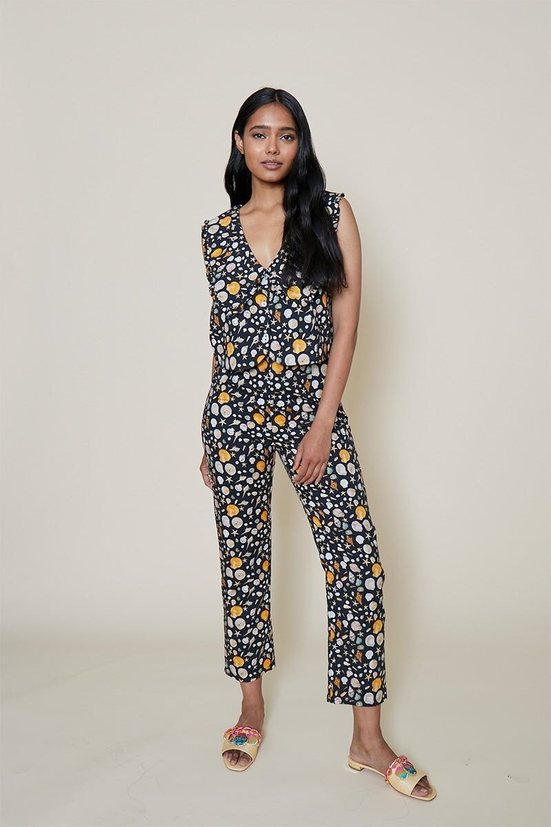 sleeveless-crop-top-with-oversized-ruffle-collar-and-curved-hem_69c63e7f-7b2c-4b2f-9cec-77d184933efa.jpg